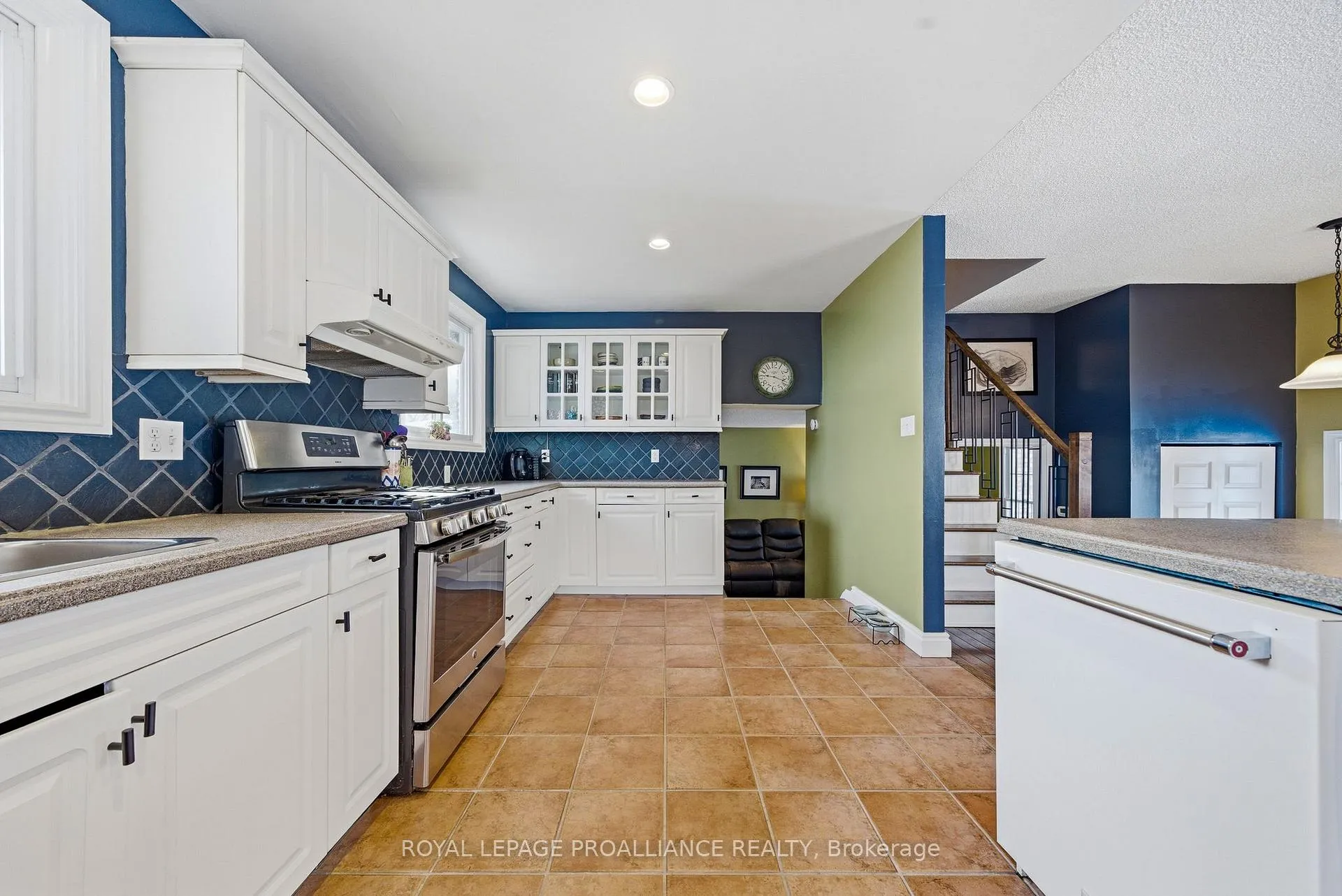 Photo 15 of 23 Diamond Crescent, Belleville, Belleville Ward — HOMEH