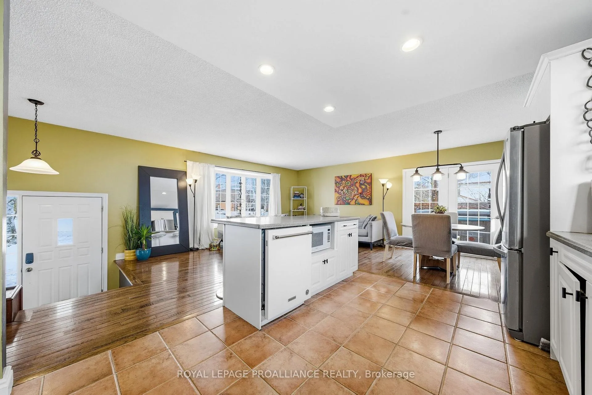 Photo 21 of 23 Diamond Crescent, Belleville, Belleville Ward — HOMEH