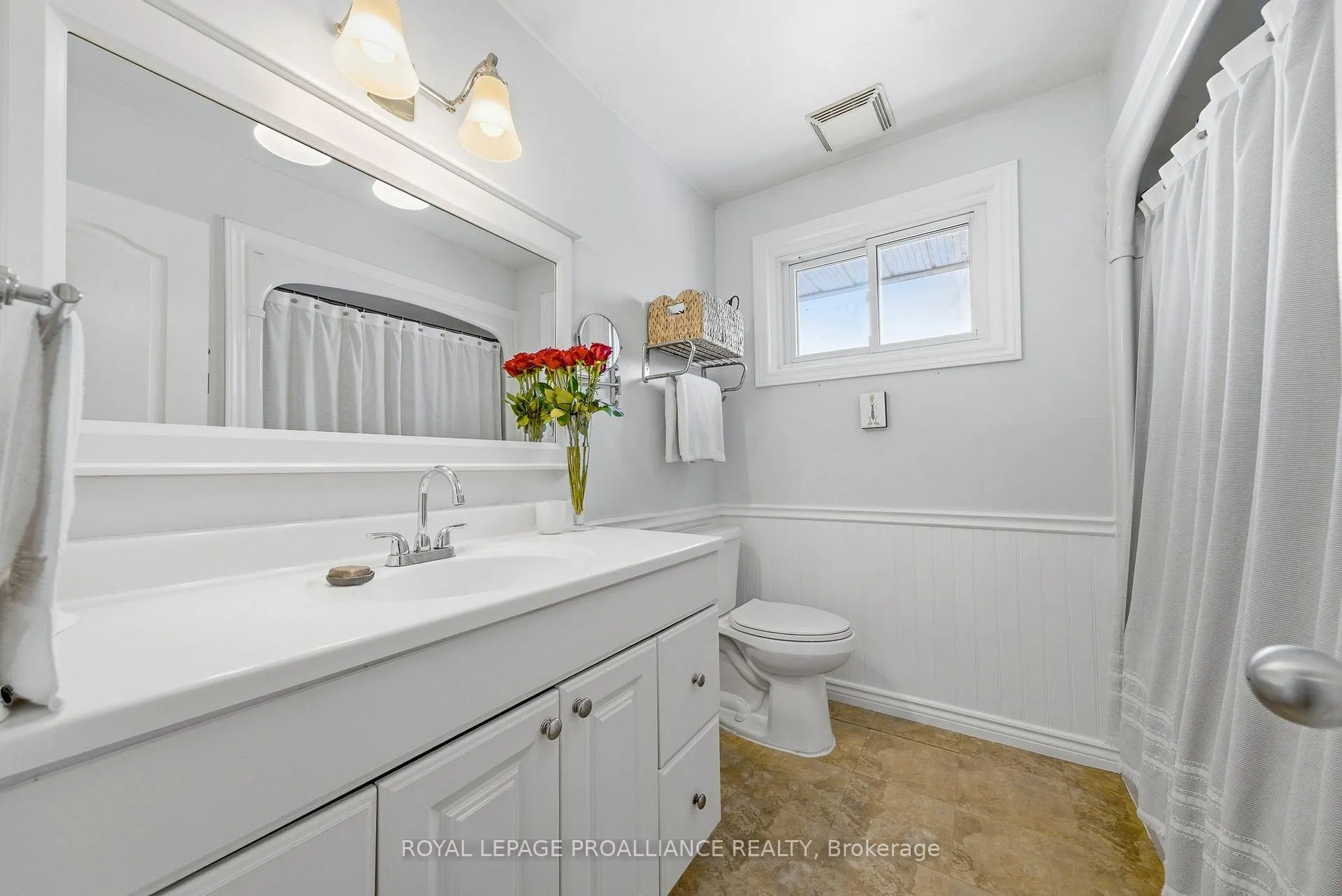 Photo 25 of 23 Diamond Crescent, Belleville, Belleville Ward — HOMEH