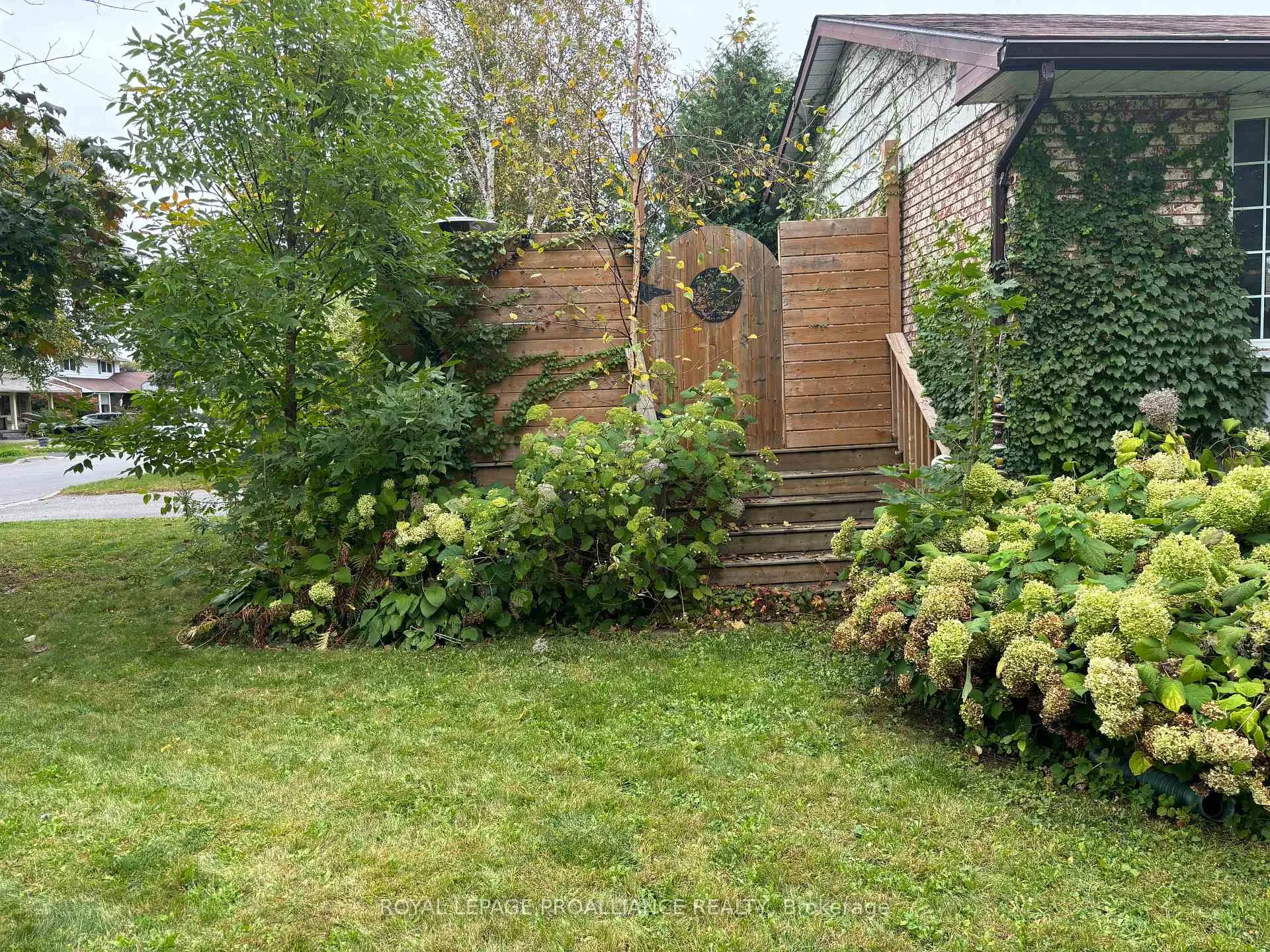 Photo 50 of 23 Diamond Crescent, Belleville, Belleville Ward — HOMEH