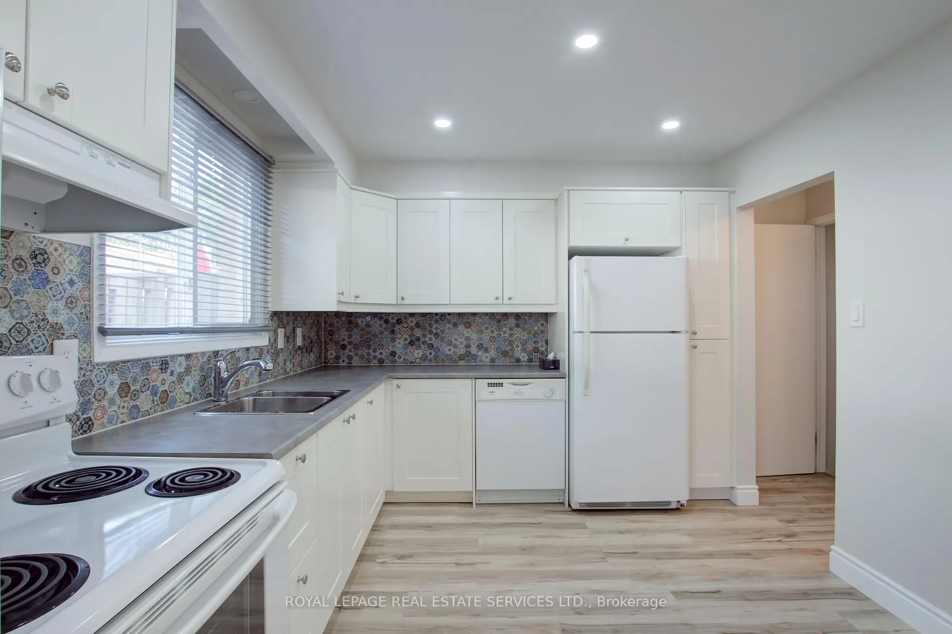 Photo 13 of Unit 37, 5475 Lakeshore Road, Burlington, Appleby — HOMEH