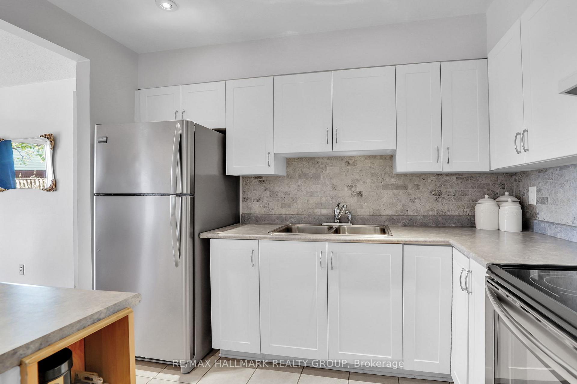 Photo 4 of 91 Langstrom Crescent, Ottawa, Hunt Club Park — HOMEH