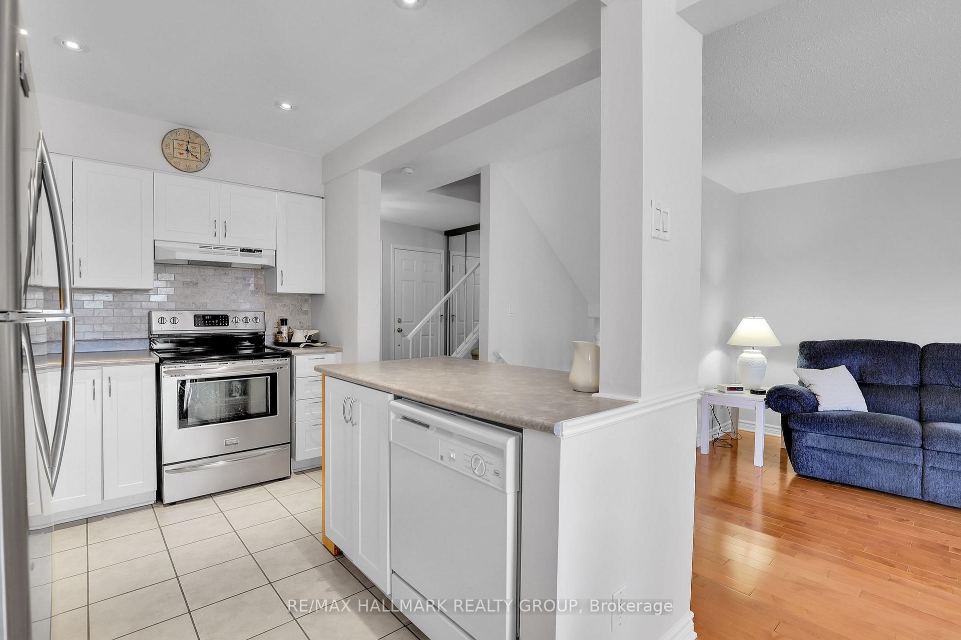 Photo 5 of 91 Langstrom Crescent, Ottawa, Hunt Club Park — HOMEH