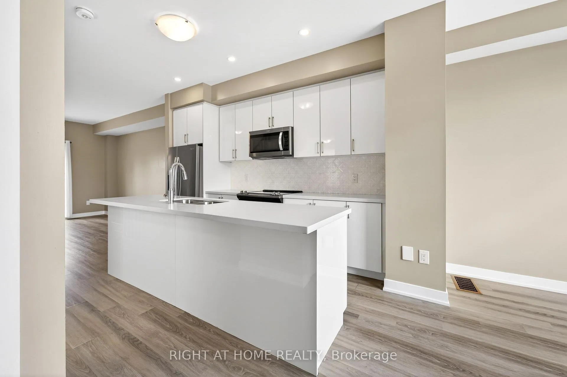 Photo 3 of 48 Markle Crescent, Hamilton, Ancaster — HOMEH
