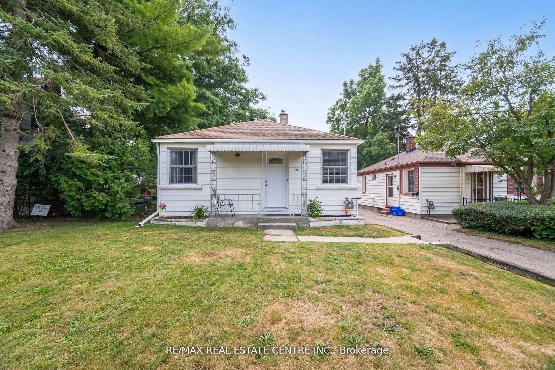Photo 2 of 19 Seneca Drive, Kitchener — HOMEH