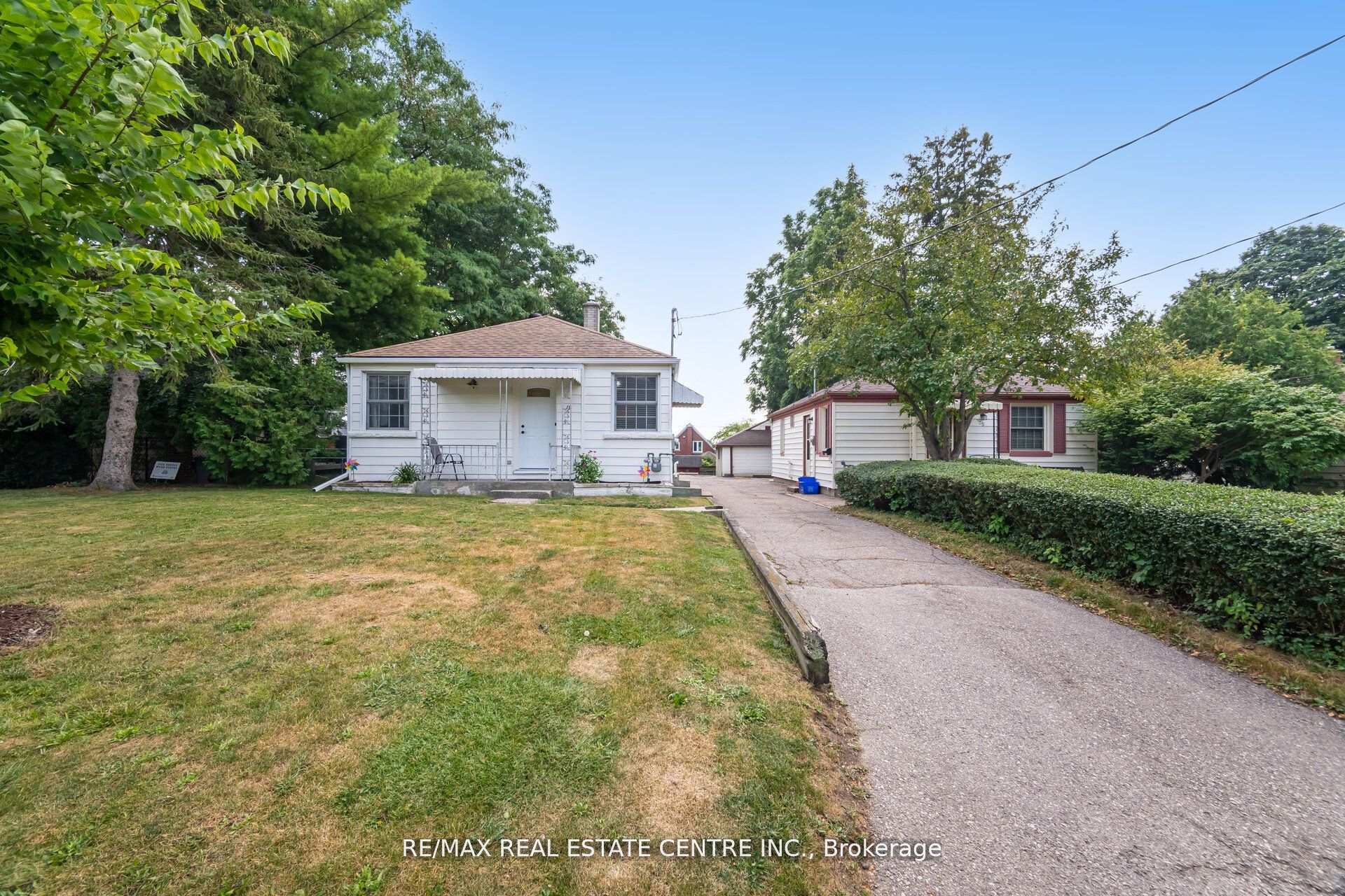 Photo 3 of 19 Seneca Drive, Kitchener — HOMEH