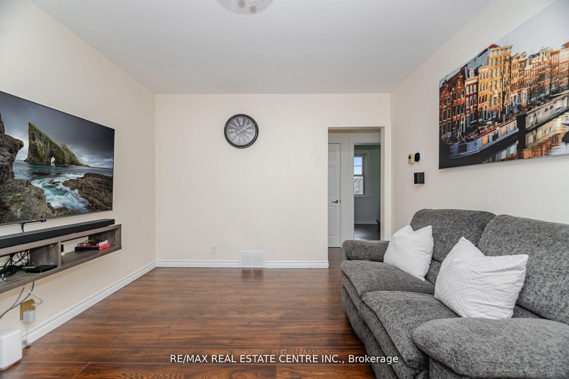Photo 12 of 19 Seneca Drive, Kitchener — HOMEH