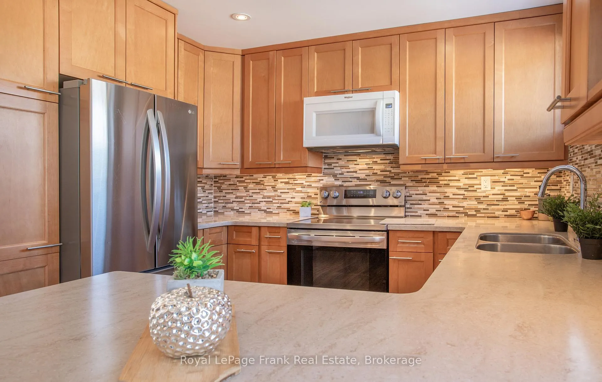Photo 15 of 928 Centre Street N, Whitby, Williamsburg — HOMEH