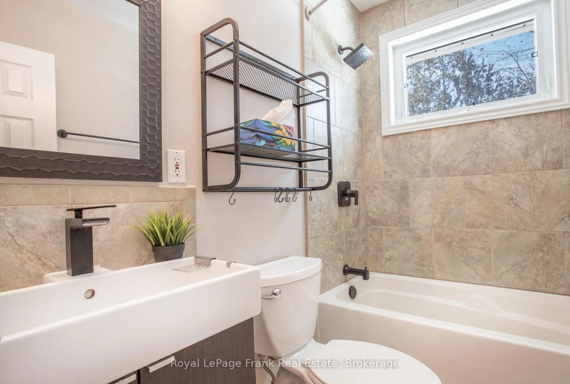 Photo 22 of 928 Centre Street N, Whitby, Williamsburg — HOMEH