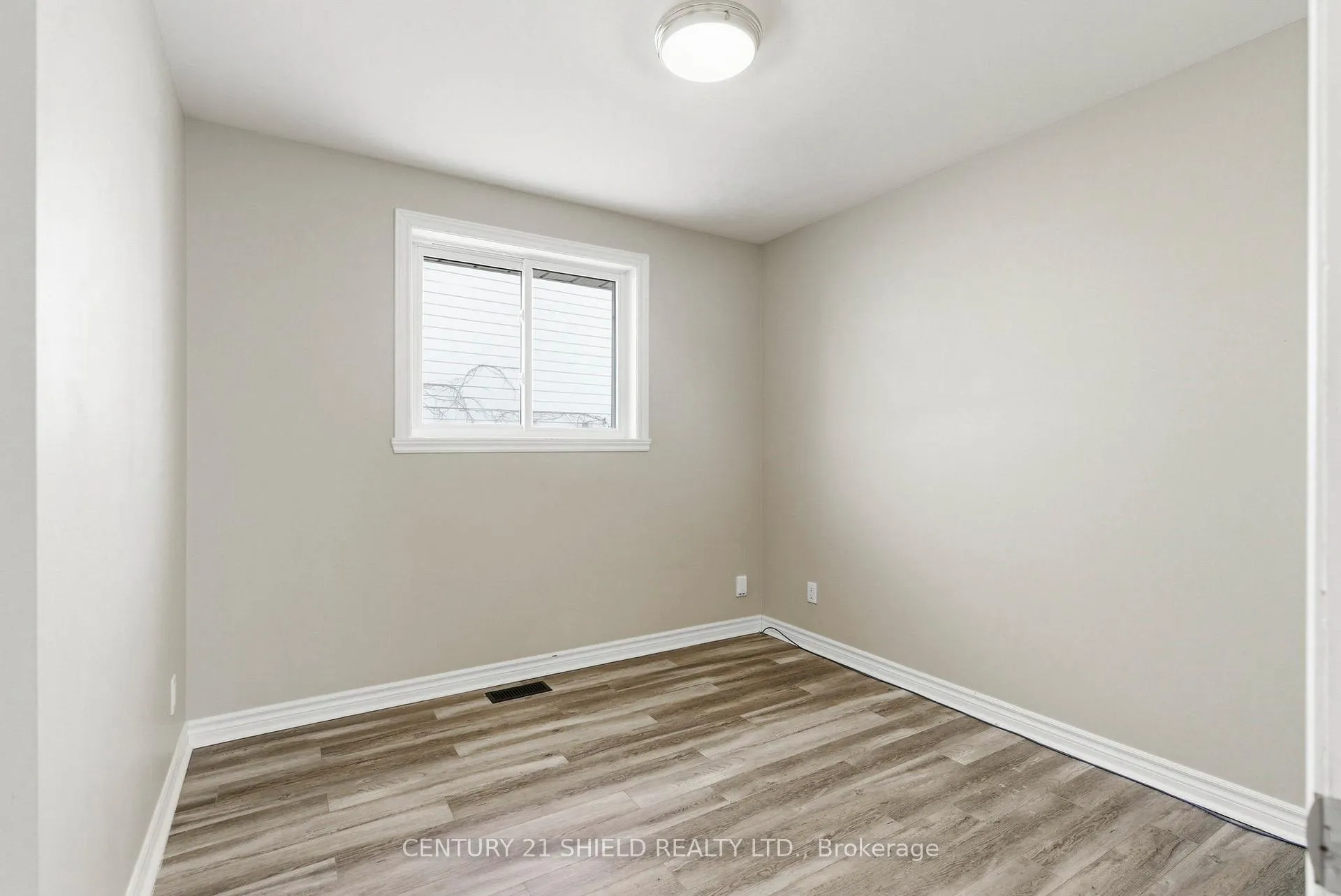 Photo 20 of 50 Wellington Street E, Cornwall — HOMEH