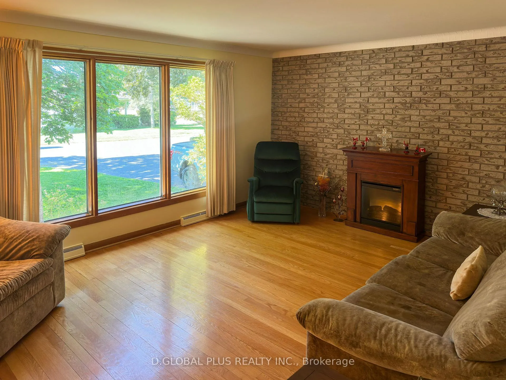 Photo 4 of 438 Beach Avenue, Cornwall — HOMEH