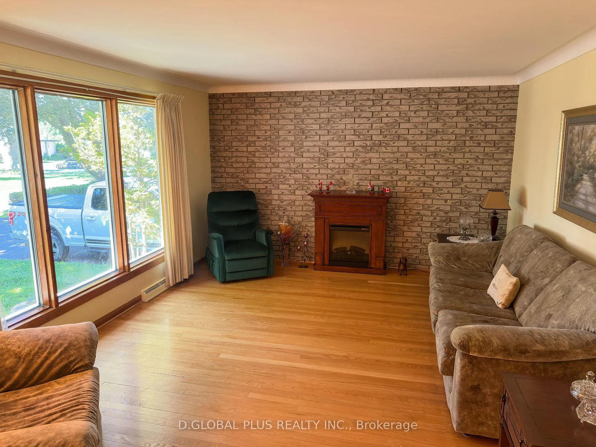 Photo 5 of 438 Beach Avenue, Cornwall — HOMEH
