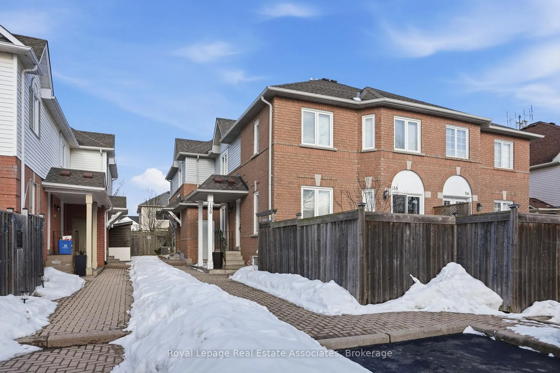 Photo 2 of 140 Fellowes Crescent, Hamilton, Waterdown — HOMEH
