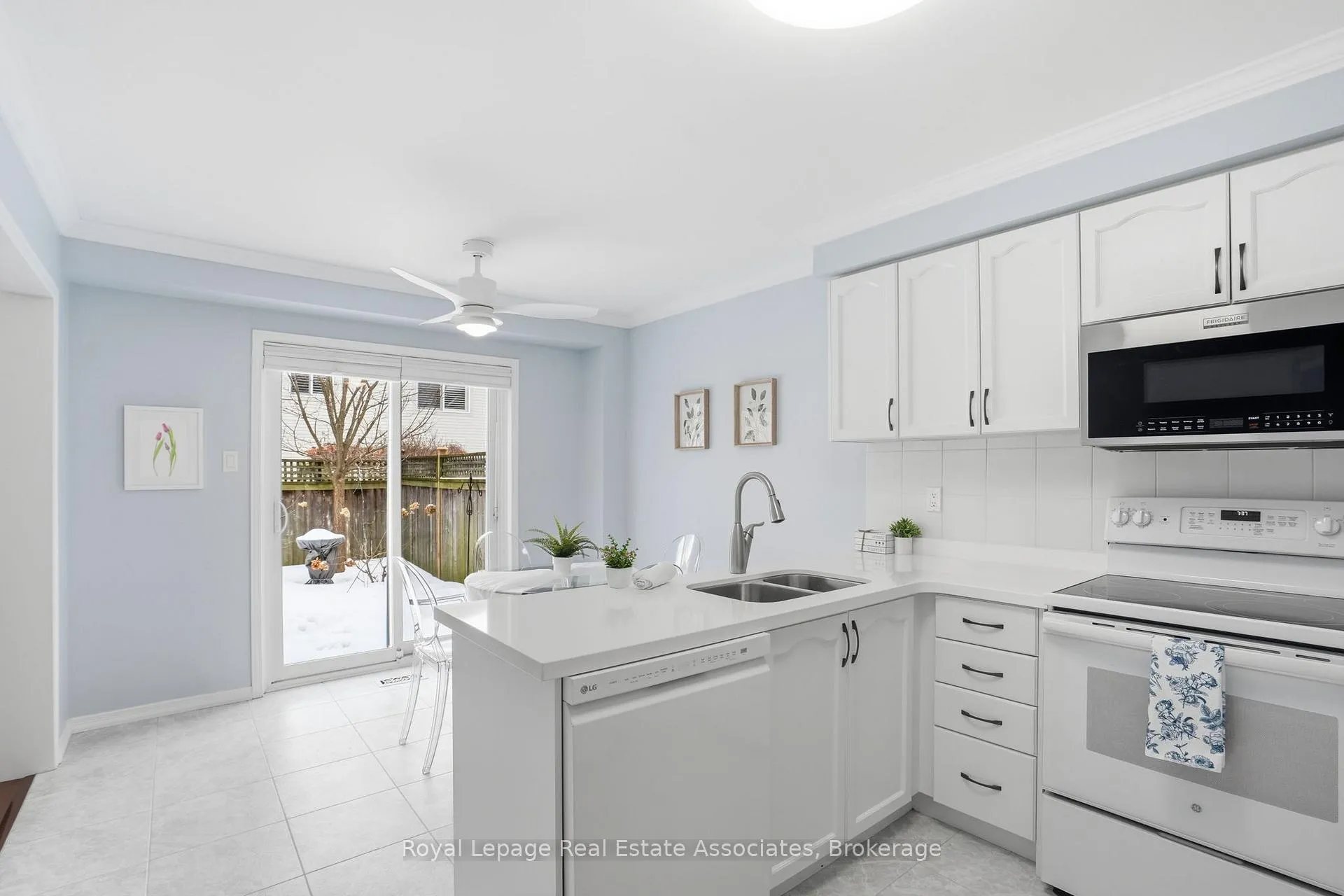 Photo 11 of 140 Fellowes Crescent, Hamilton, Waterdown — HOMEH