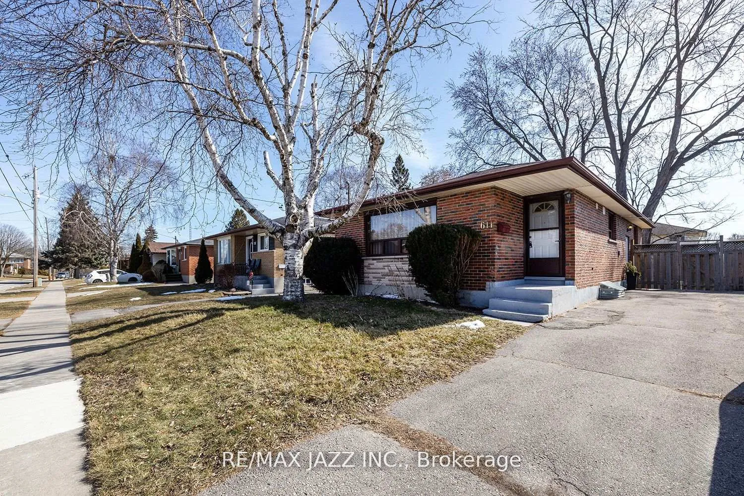 Photo 2 of 611 Athol Street E, Oshawa, Donevan — HOMEH