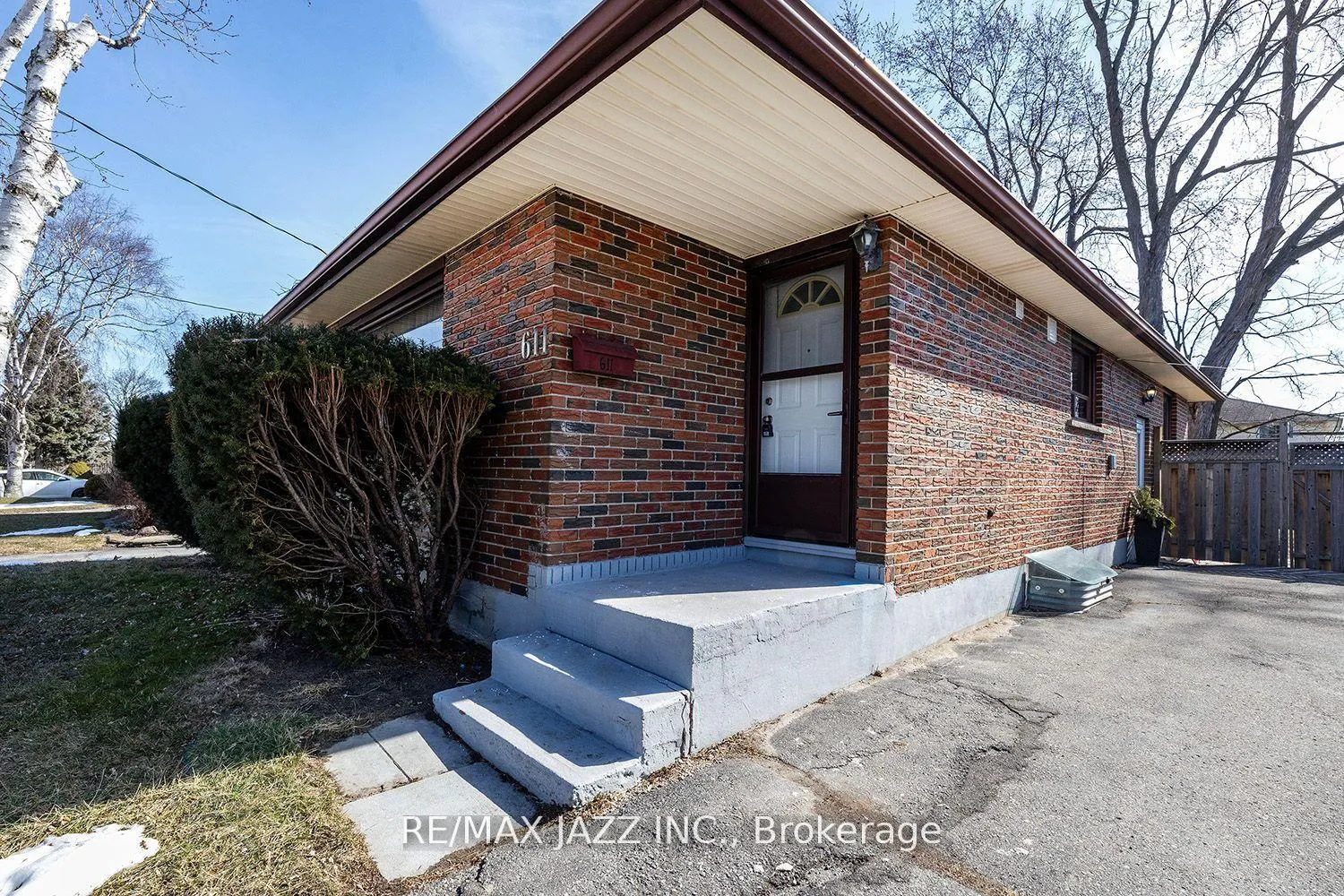 Photo 3 of 611 Athol Street E, Oshawa, Donevan — HOMEH