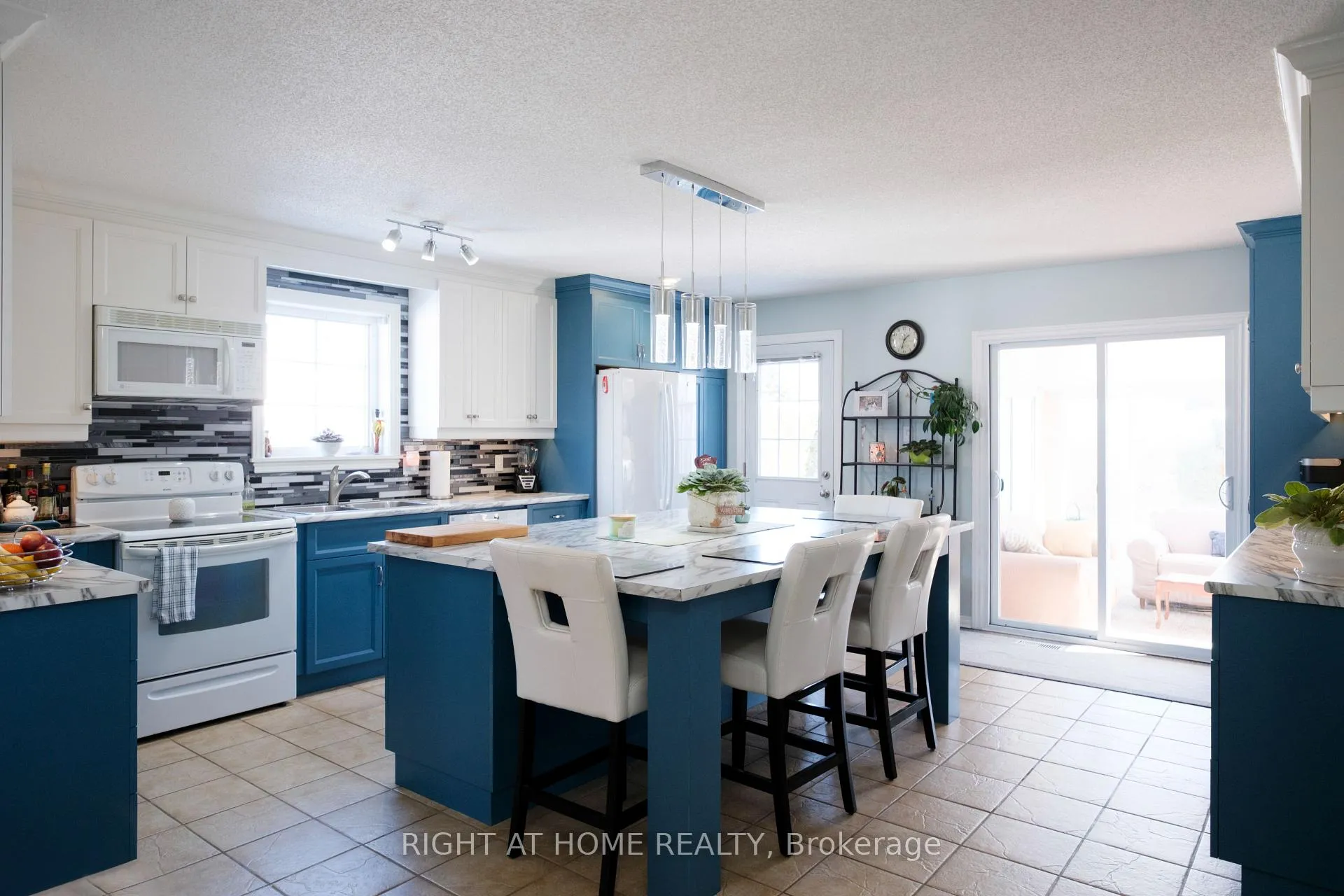 Photo 6 of 23 Fairview Crescent, Arnprior — HOMEH