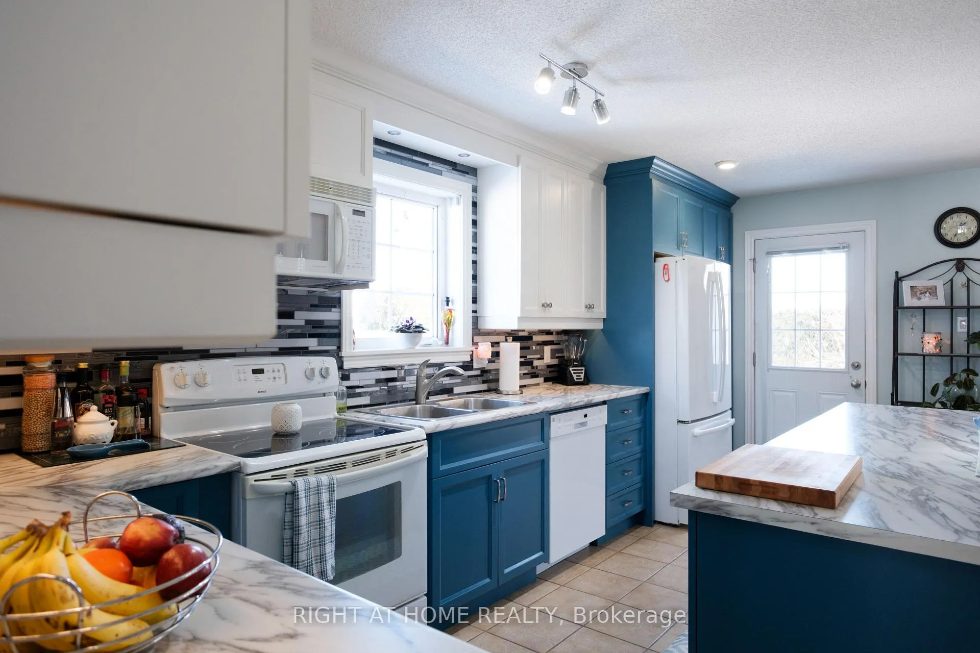 Photo 8 of 23 Fairview Crescent, Arnprior — HOMEH