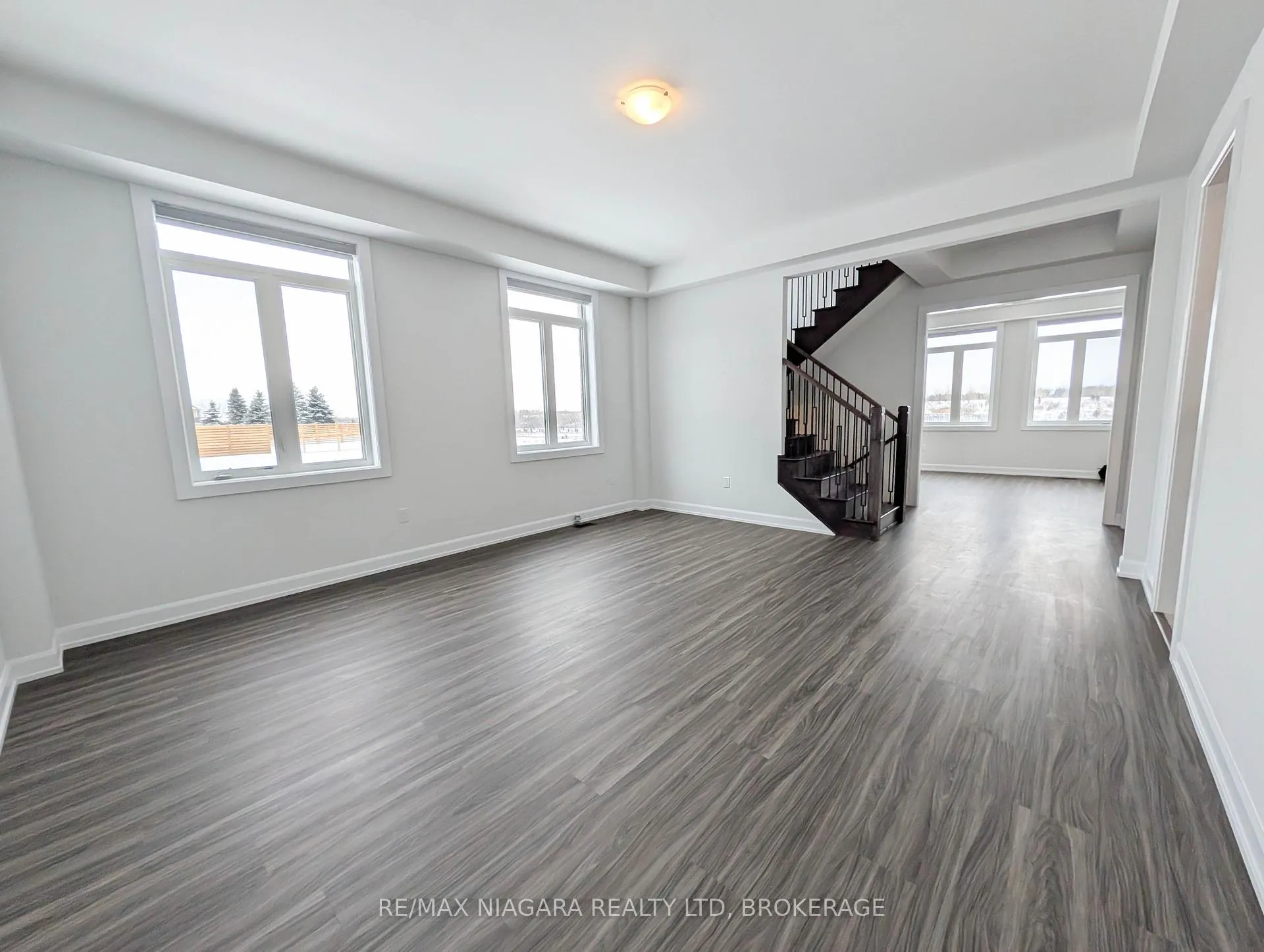 Photo 2 of 10 Shoreview Drive, Welland, Hwy 406/Welland — HOMEH