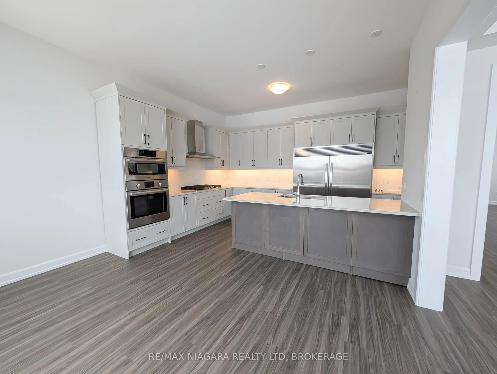 Photo 11 of 10 Shoreview Drive, Welland, Hwy 406/Welland — HOMEH