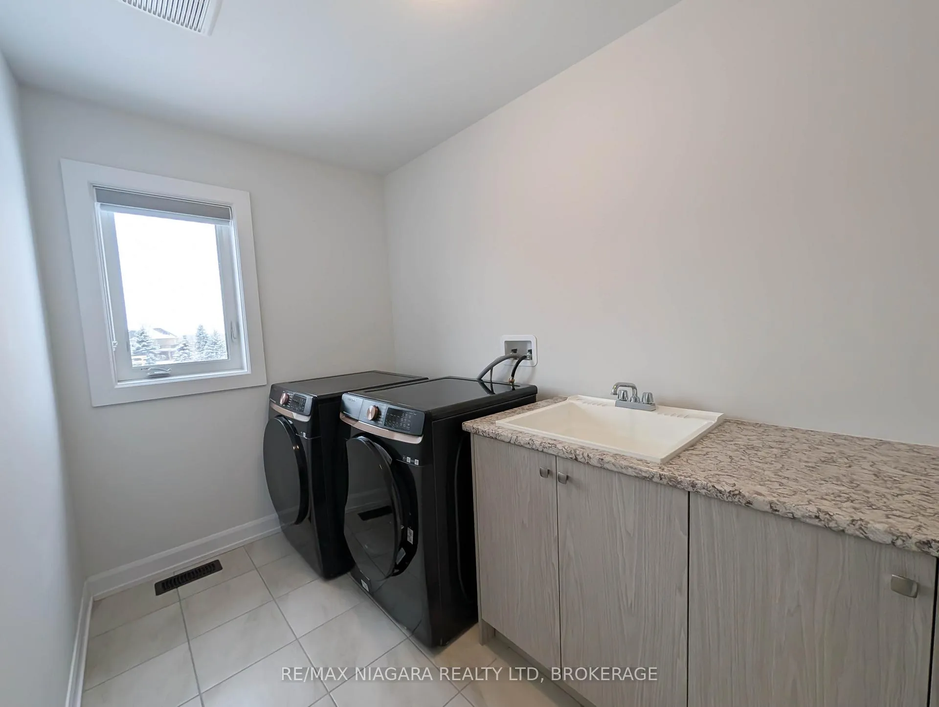 Photo 30 of 10 Shoreview Drive, Welland, Hwy 406/Welland — HOMEH