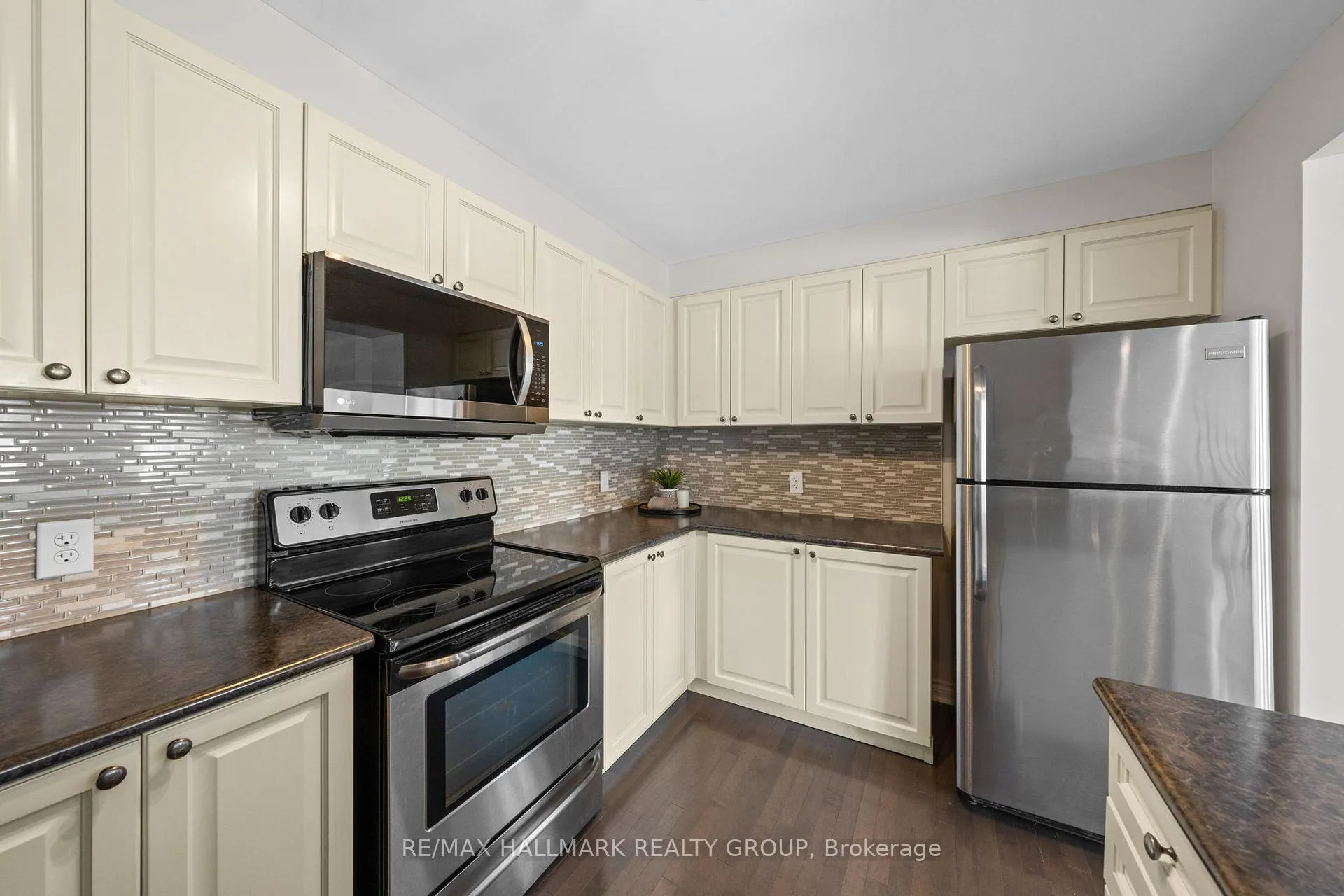 Photo 15 of 128 Sunshine Crescent, Ottawa, Notting Hill/Summerside — HOMEH