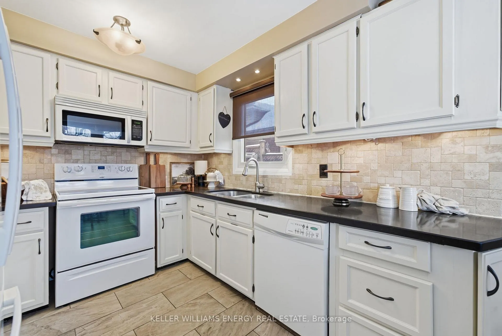 Photo 5 of 34 Stirling Avenue, Clarington, Courtice — HOMEH