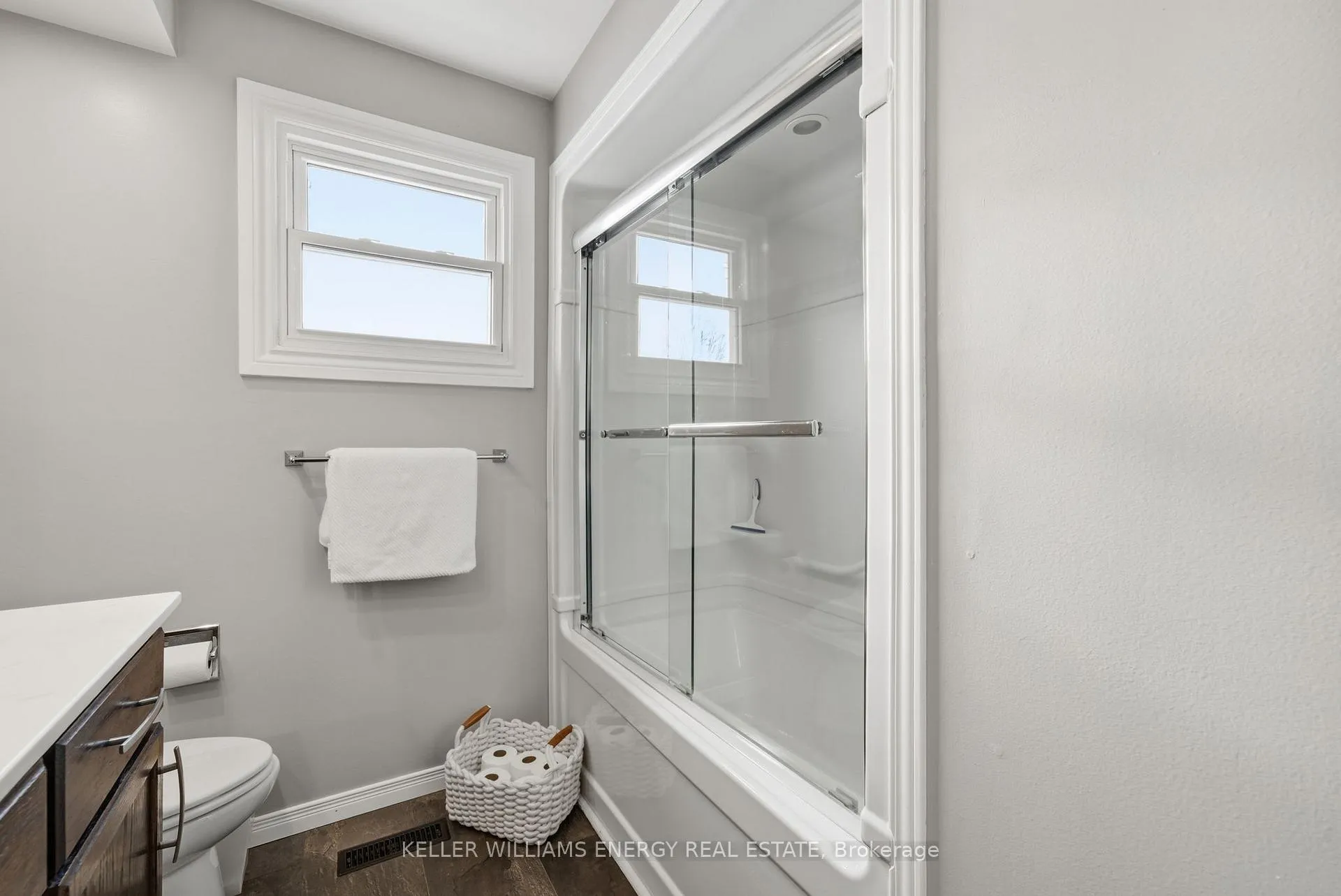 Photo 24 of 34 Stirling Avenue, Clarington, Courtice — HOMEH