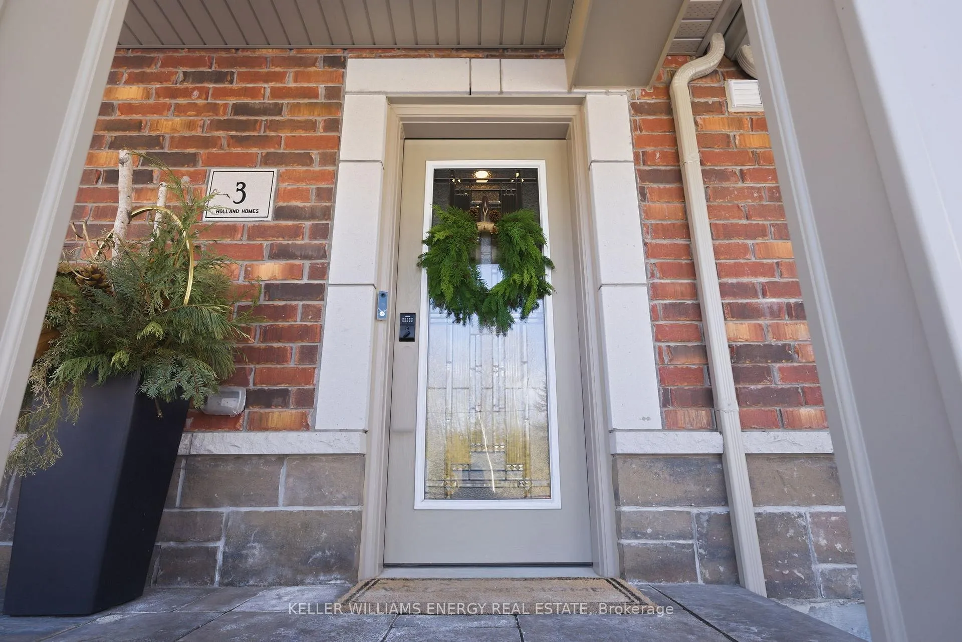 Photo 4 of Unit 3, 35 Hanning Court, Clarington, Bowmanville — HOMEH