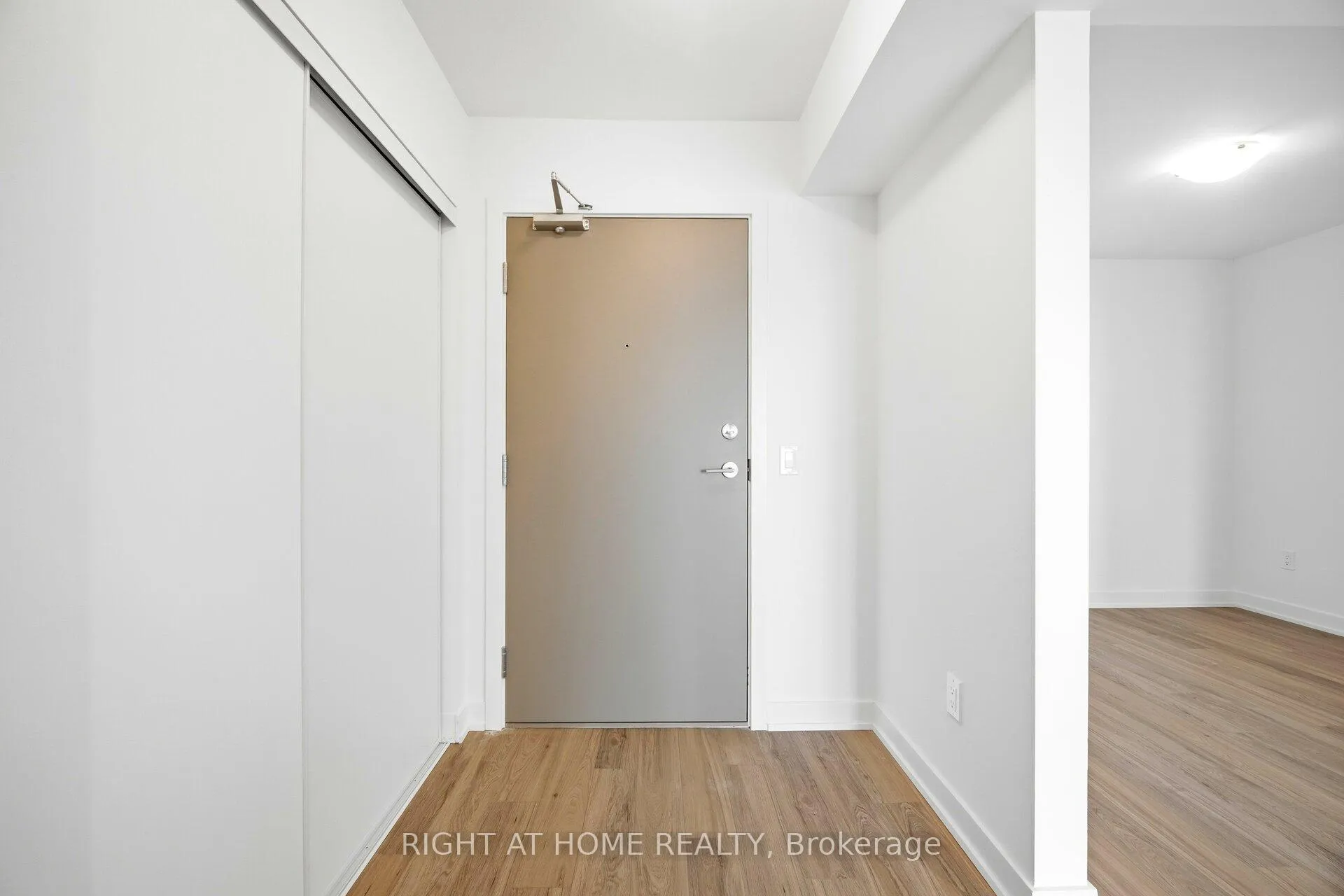 Photo 3 of Unit 1507, 1010 Sandy Beach Road, Pickering, Bay Ridges — HOMEH