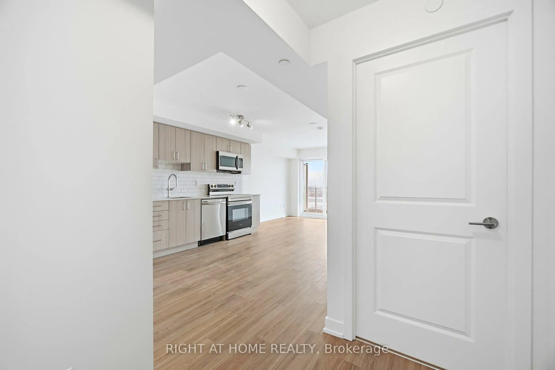 Photo 4 of Unit 1507, 1010 Sandy Beach Road, Pickering, Bay Ridges — HOMEH