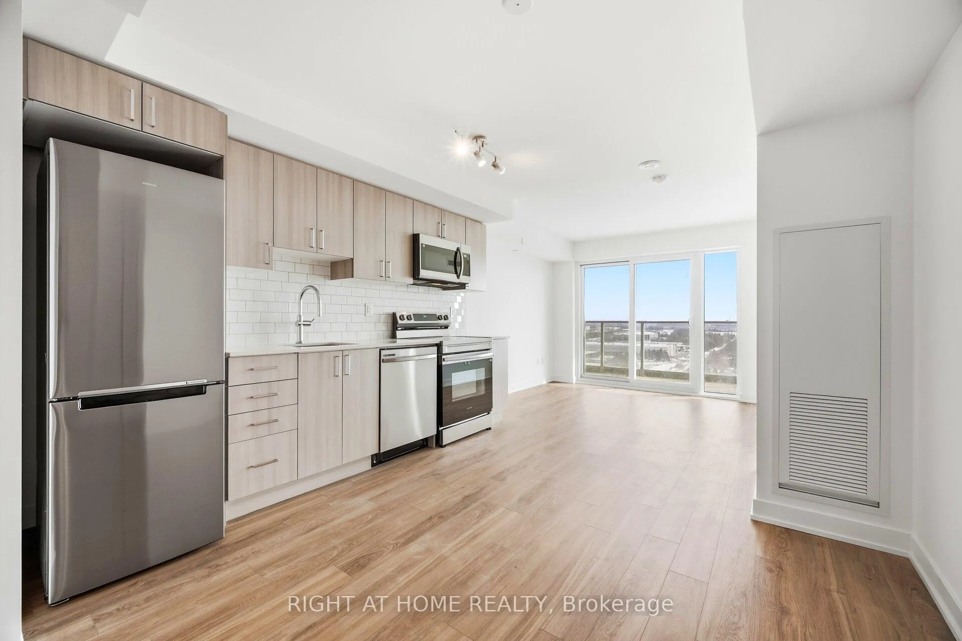 Photo 5 of Unit 1507, 1010 Sandy Beach Road, Pickering, Bay Ridges — HOMEH