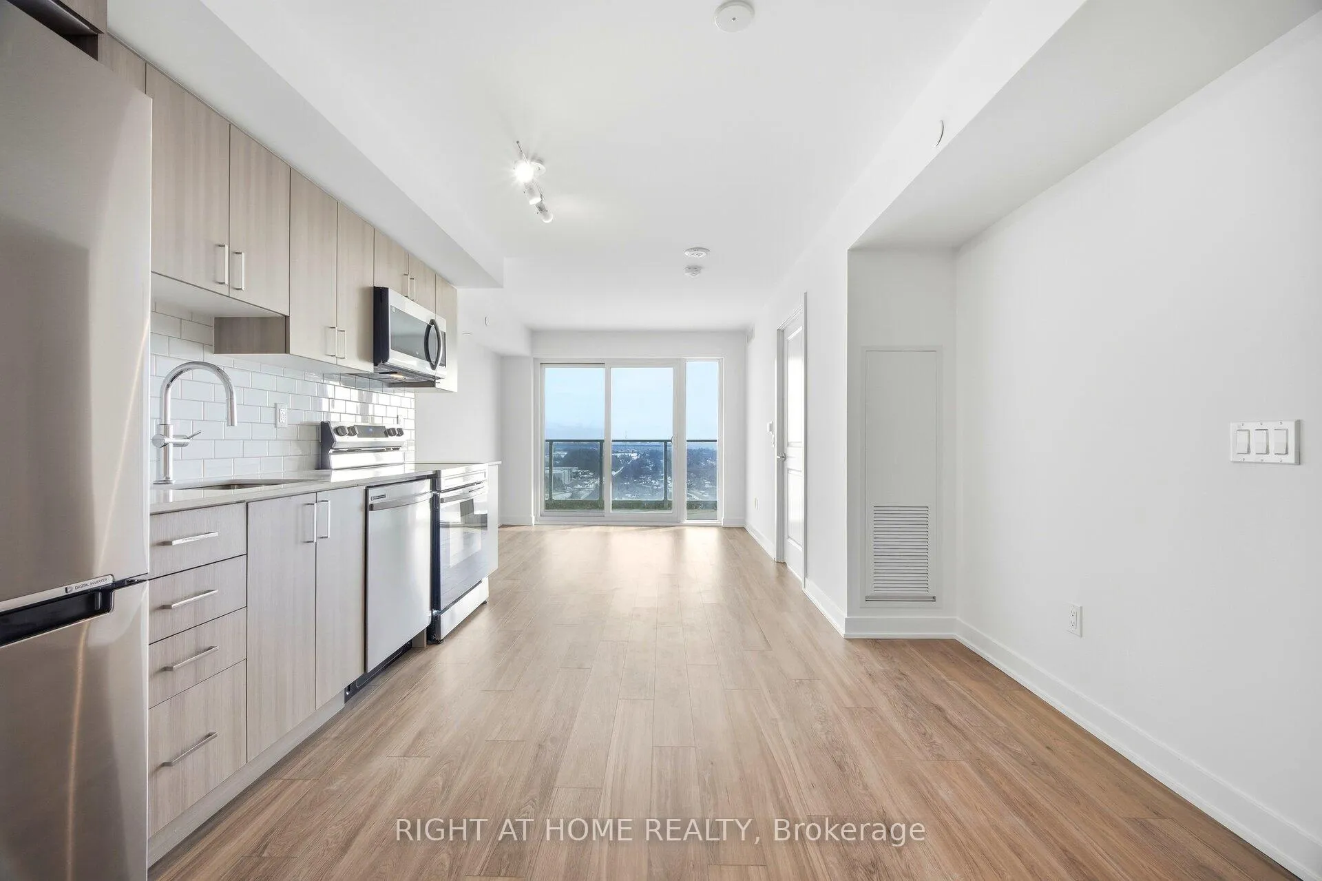 Photo 6 of Unit 1507, 1010 Sandy Beach Road, Pickering, Bay Ridges — HOMEH
