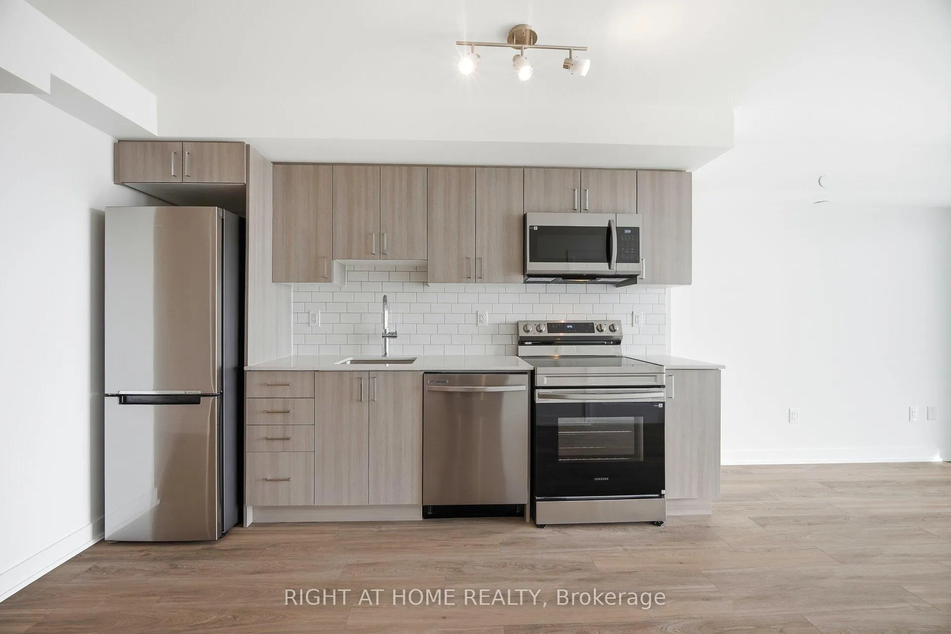 Photo 7 of Unit 1507, 1010 Sandy Beach Road, Pickering, Bay Ridges — HOMEH