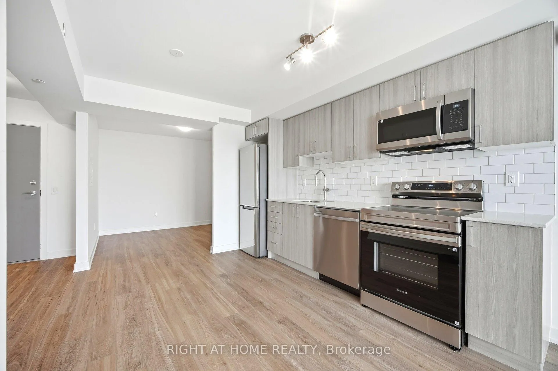 Photo 8 of Unit 1507, 1010 Sandy Beach Road, Pickering, Bay Ridges — HOMEH