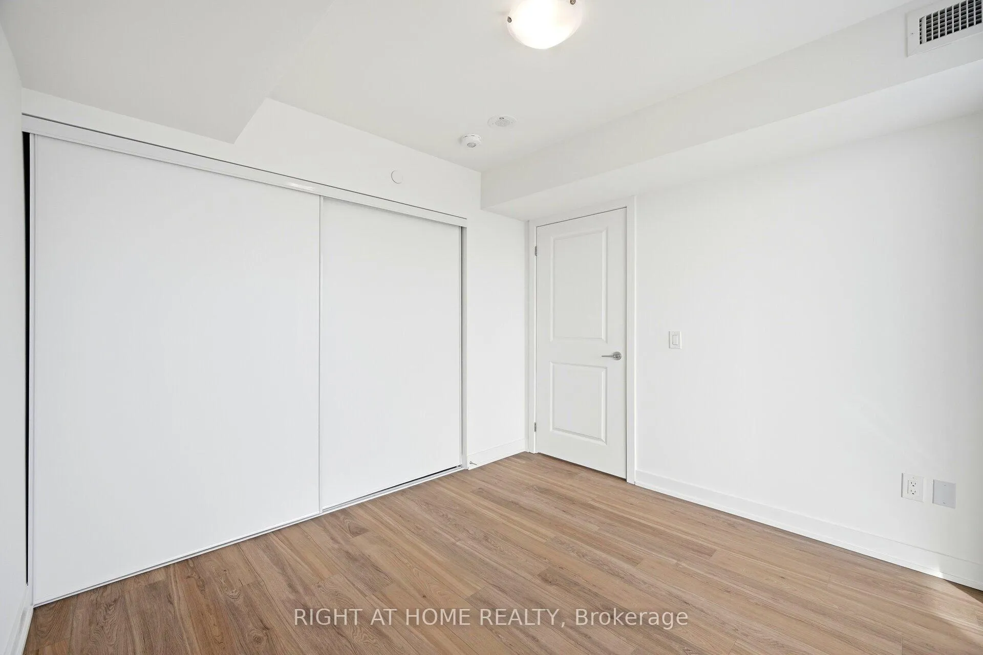 Photo 16 of Unit 1507, 1010 Sandy Beach Road, Pickering, Bay Ridges — HOMEH