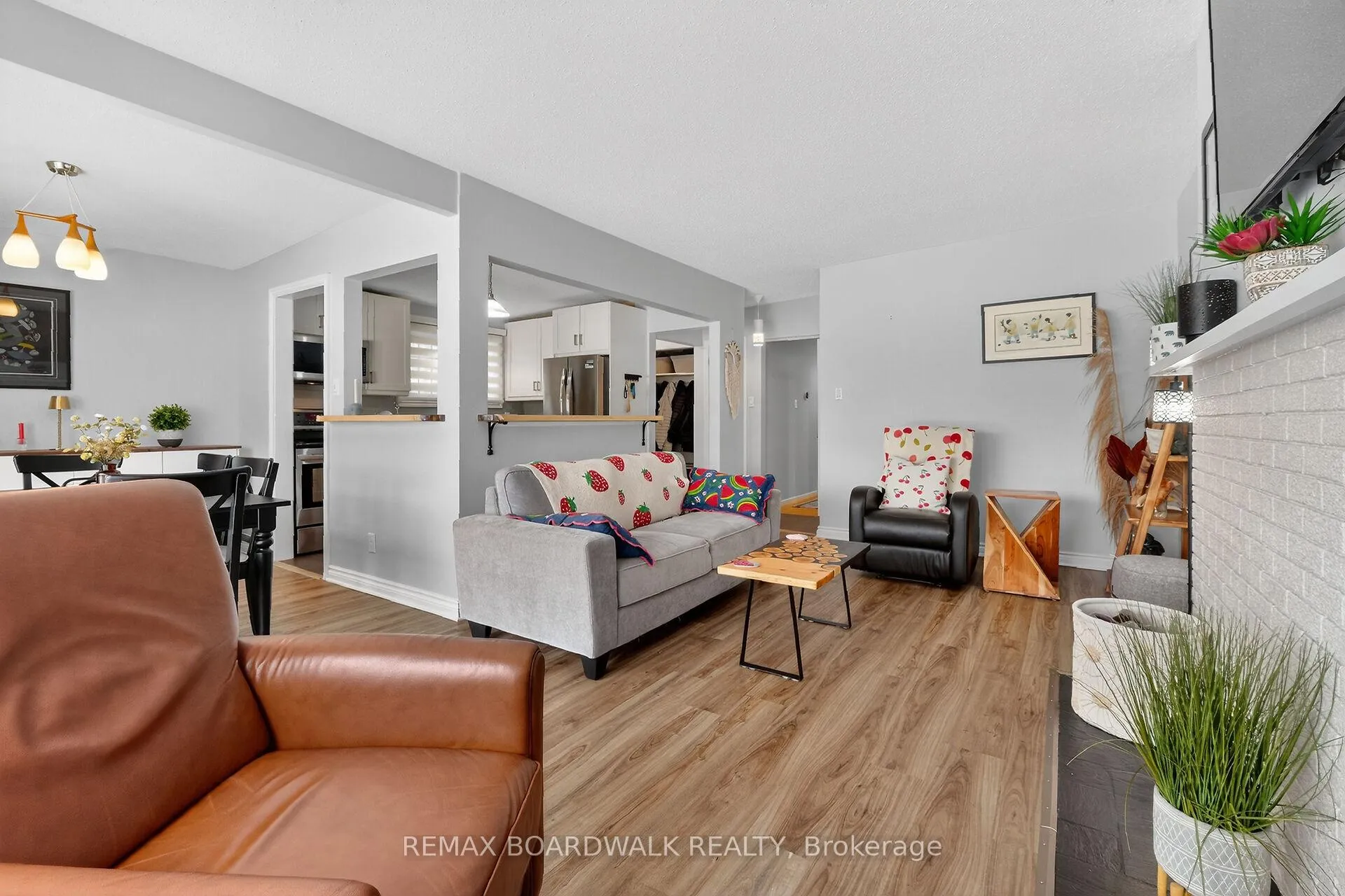 Photo 2 of 2462 Tupper Avenue, Ottawa, Hawthorne Meadows — HOMEH