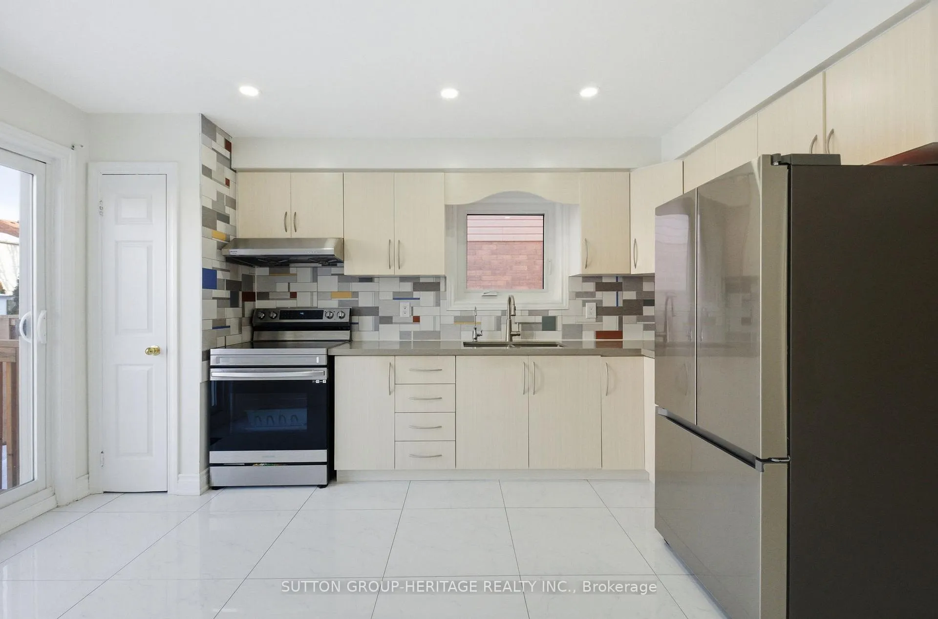 Photo 12 of 49 Mcknight Crescent, New Tecumseth, Tottenham — HOMEH
