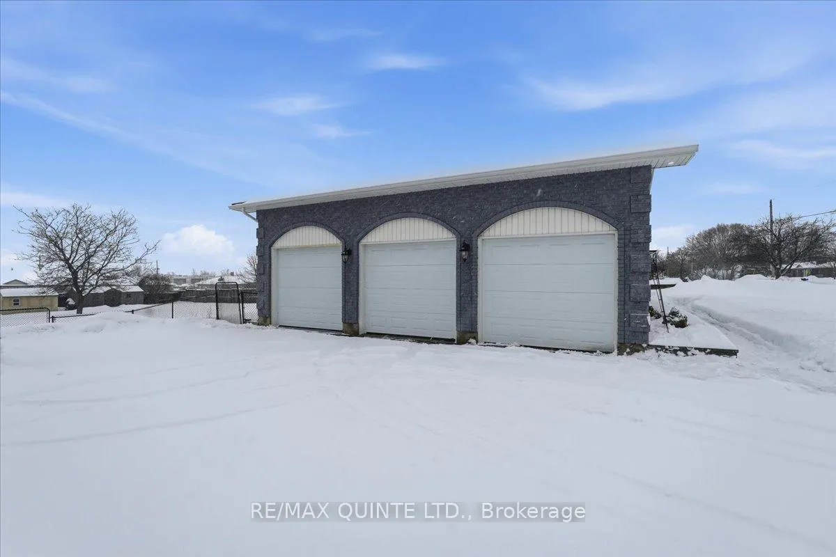 Photo 3 of 94 Cloverleaf Drive, Belleville, Thurlow Ward — HOMEH