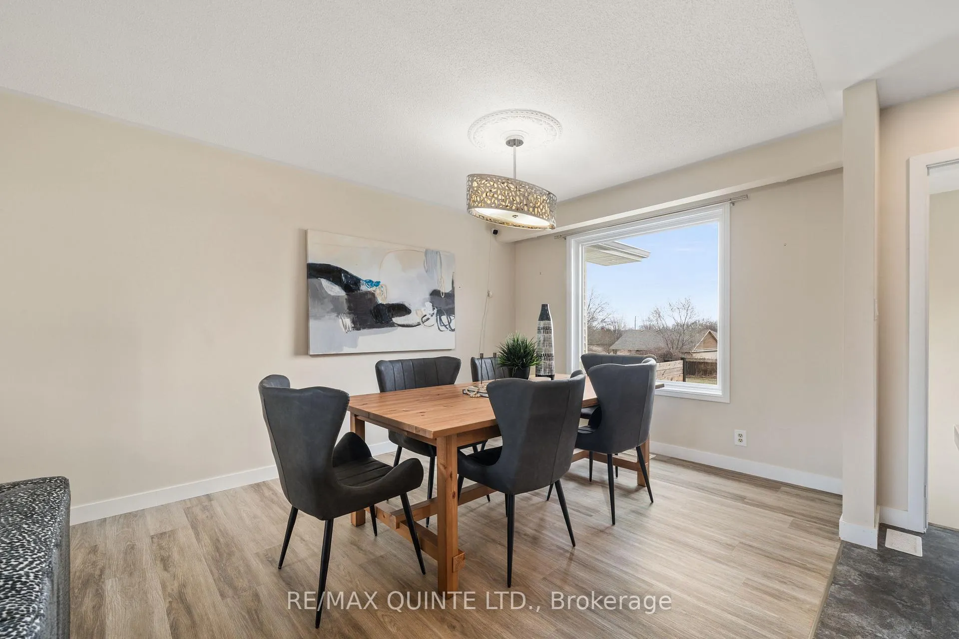 Photo 10 of 94 Cloverleaf Drive, Belleville, Thurlow Ward — HOMEH