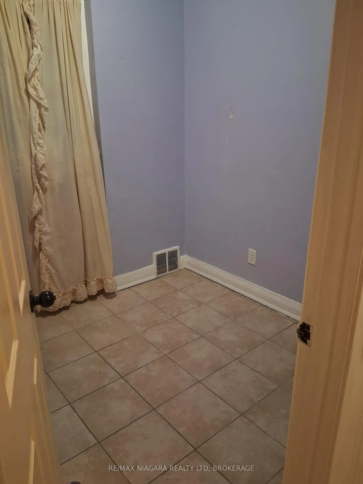 Photo 4 of Unit Main, 5004 Saint Clair Avenue, Niagara Falls, Downtown — HOMEH