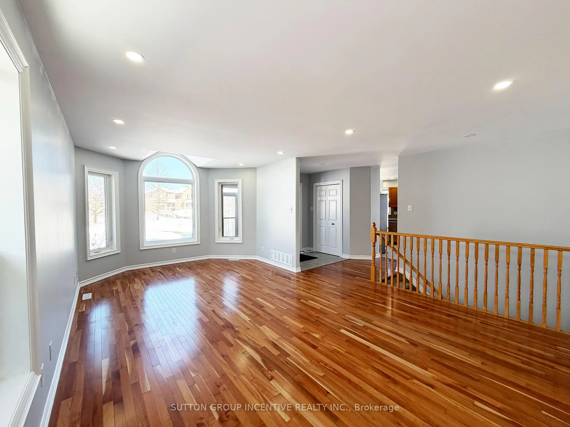 Photo 4 of 62 Kell Place, Barrie, Bayshore — HOMEH