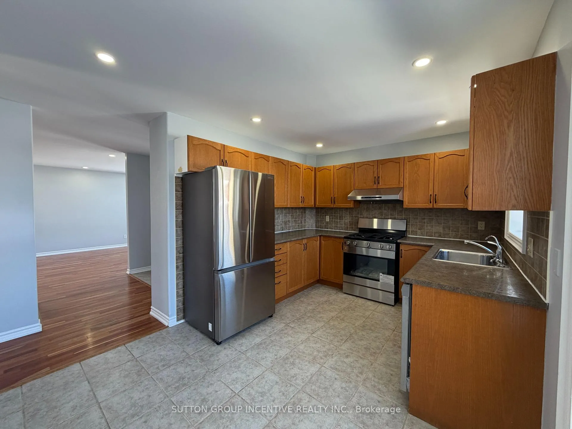Photo 8 of 62 Kell Place, Barrie, Bayshore — HOMEH