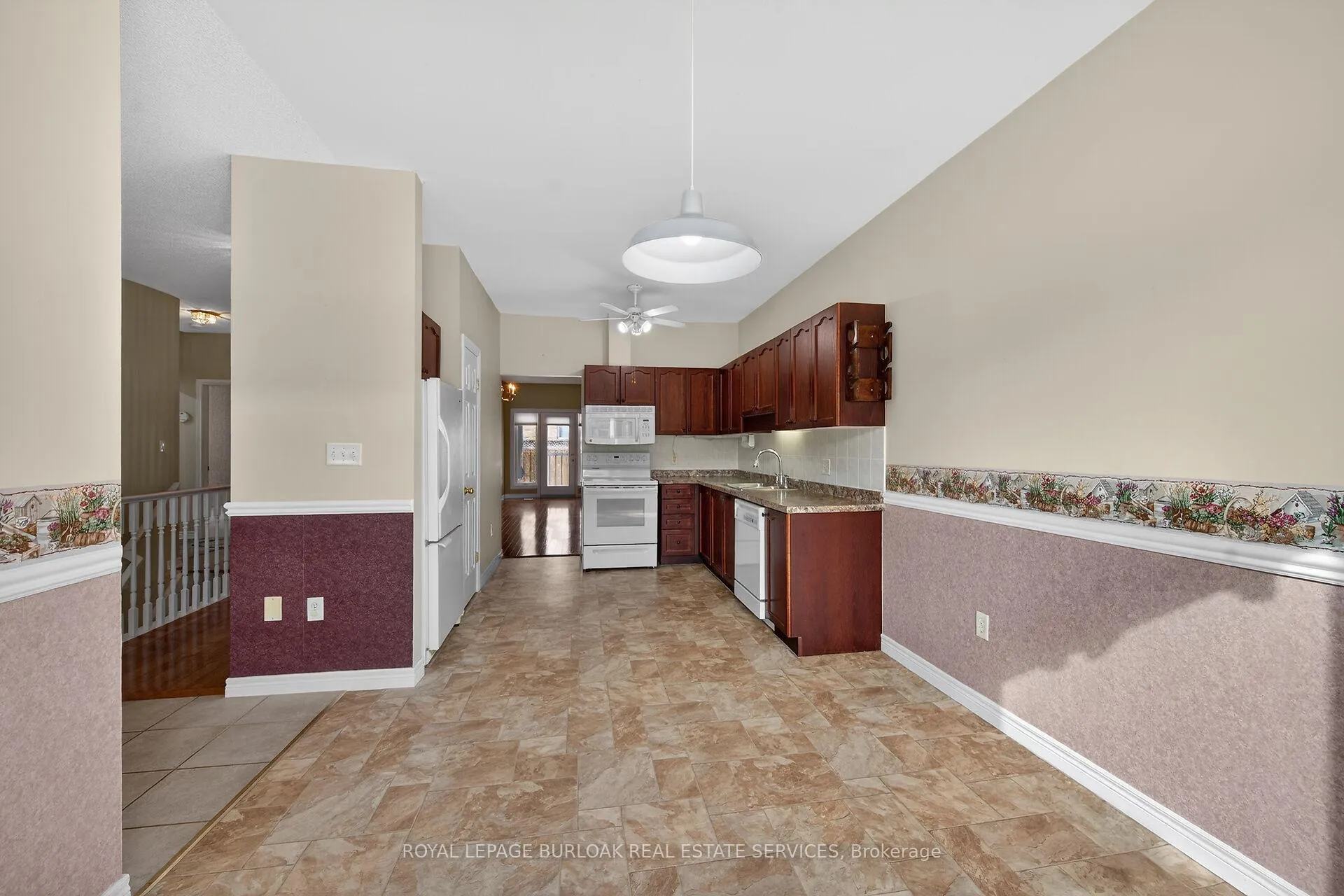 Photo 4 of 20 Twentyplace Boulevard, Hamilton, Twenty Place — HOMEH