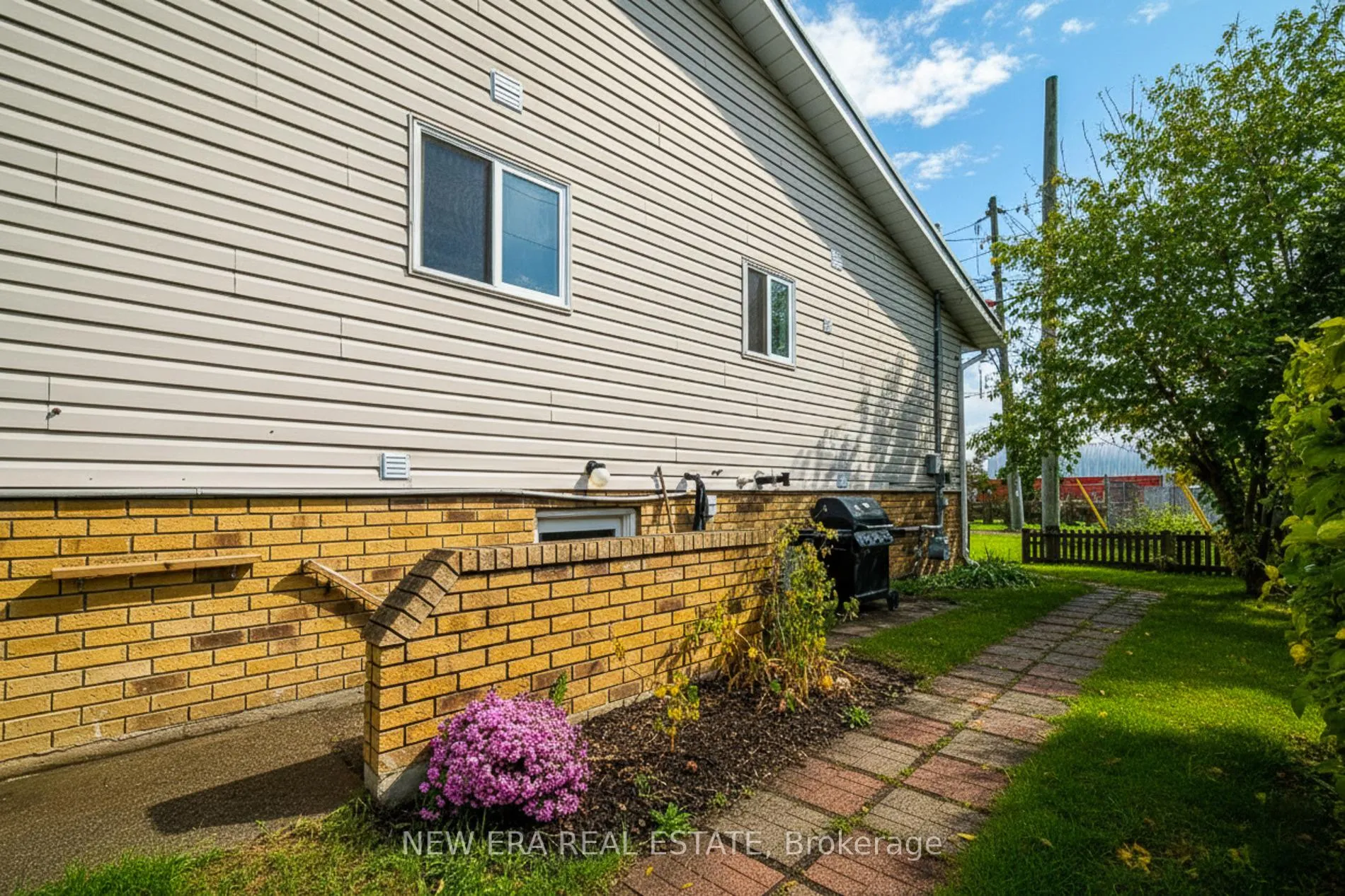 Photo 5 of 103 Vine Street, St. Catharines, E. Chester — HOMEH