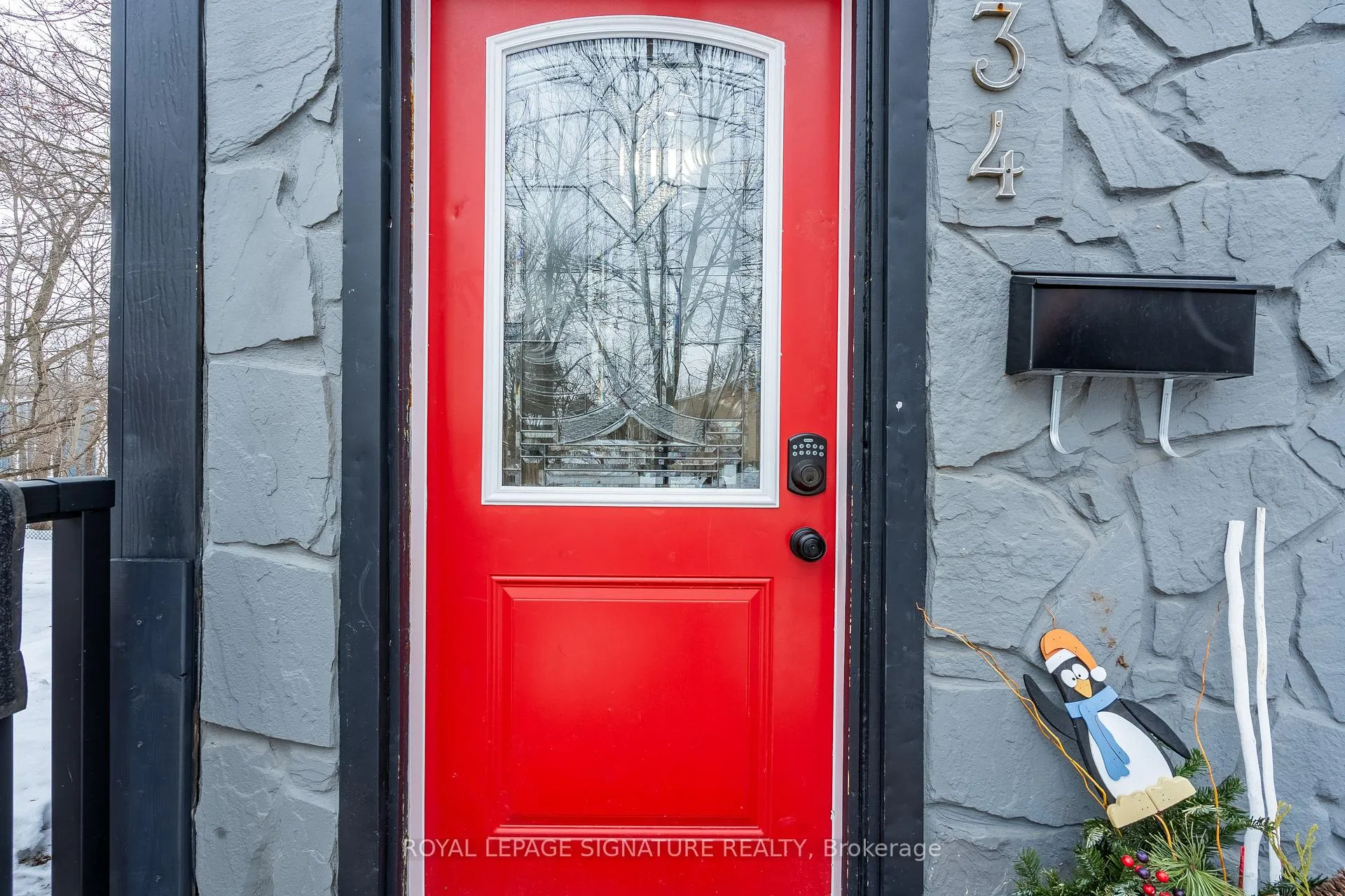 Photo 2 of 34 Bond Street S, Hamilton, Dundas — HOMEH