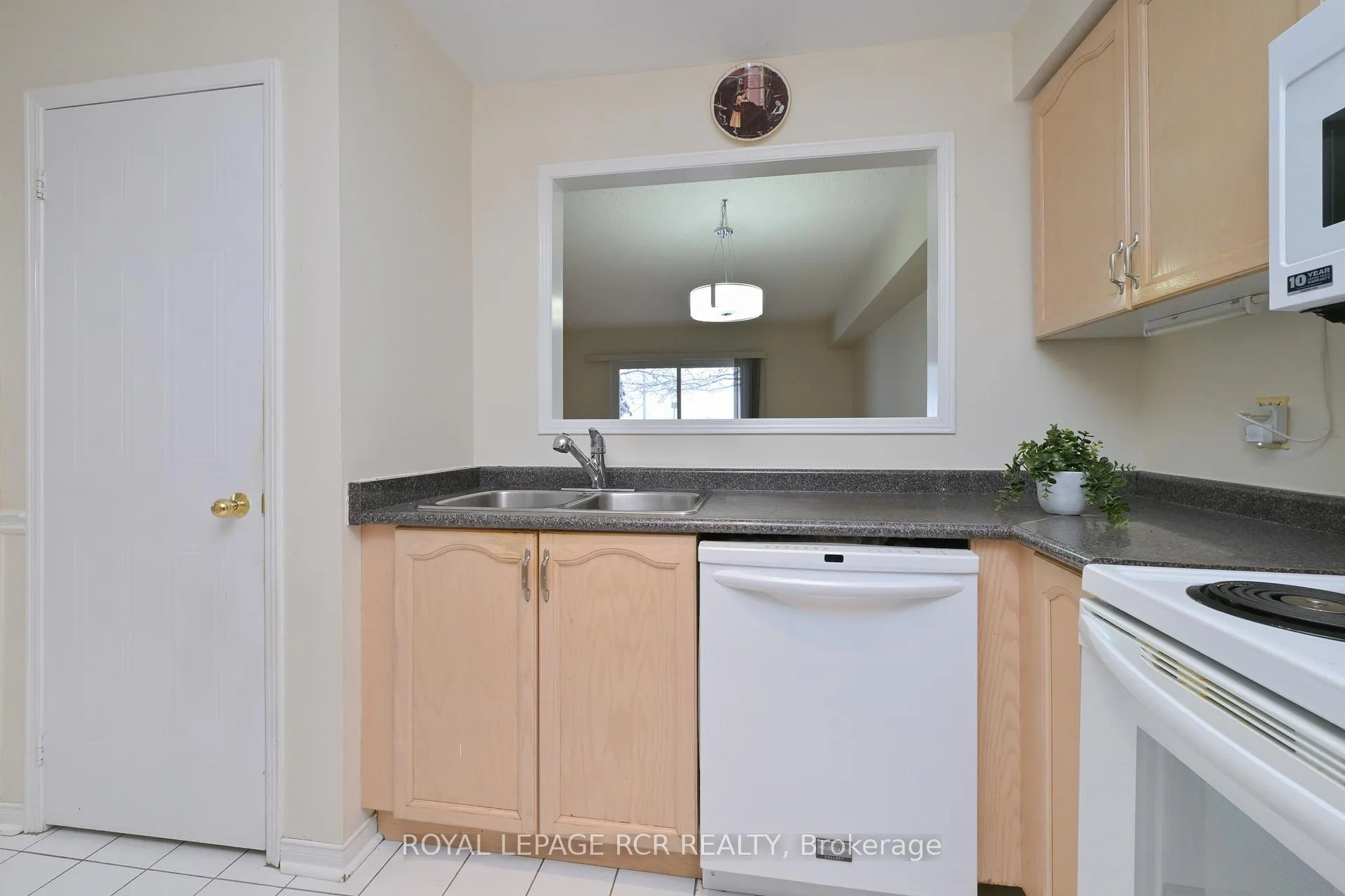 Photo 7 of Unit 15, 247 King Street N, New Tecumseth, Alliston — HOMEH