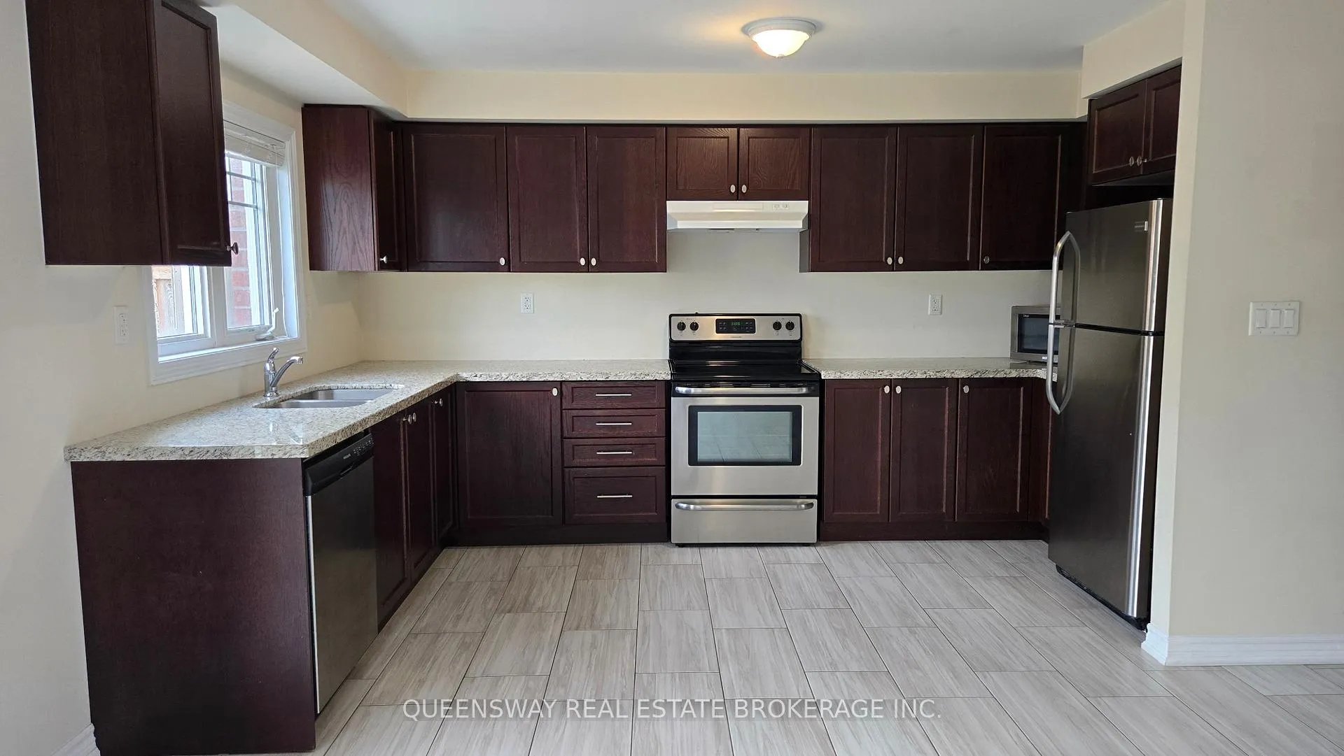 Photo 4 of 70 Streathern Way, Clarington, Bowmanville — HOMEH