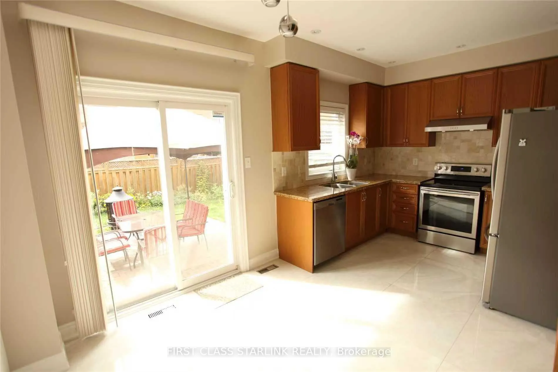 Photo 4 of 18 Spring Arbour Road, Vaughan, Patterson — HOMEH