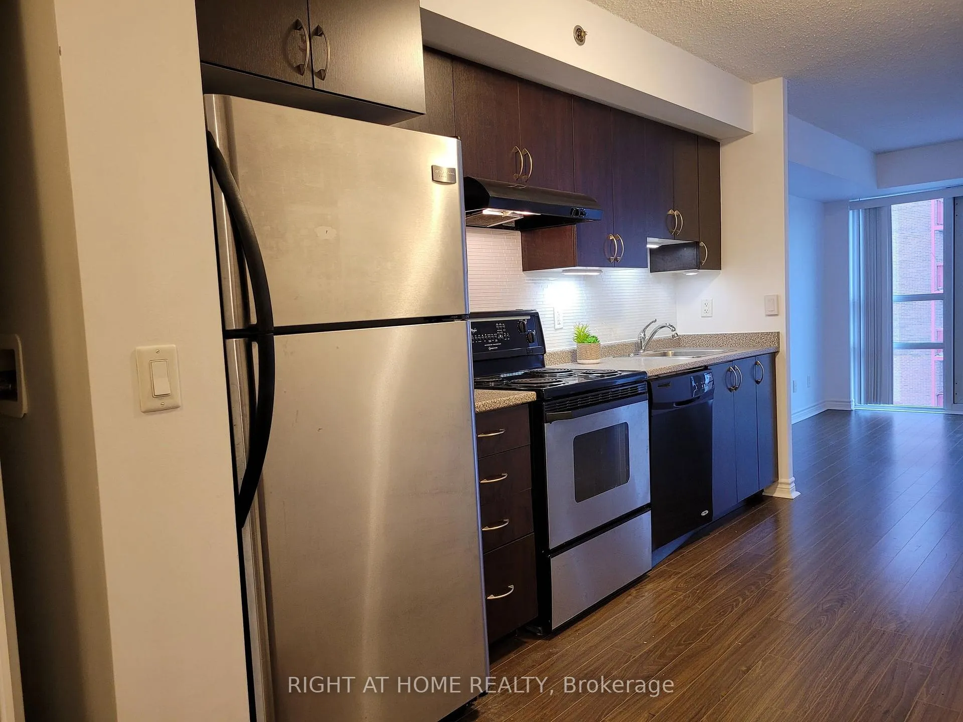Photo 3 of Unit 820, 35 Saranac Boulevard, Toronto, Englemount-Lawrence — HOMEH